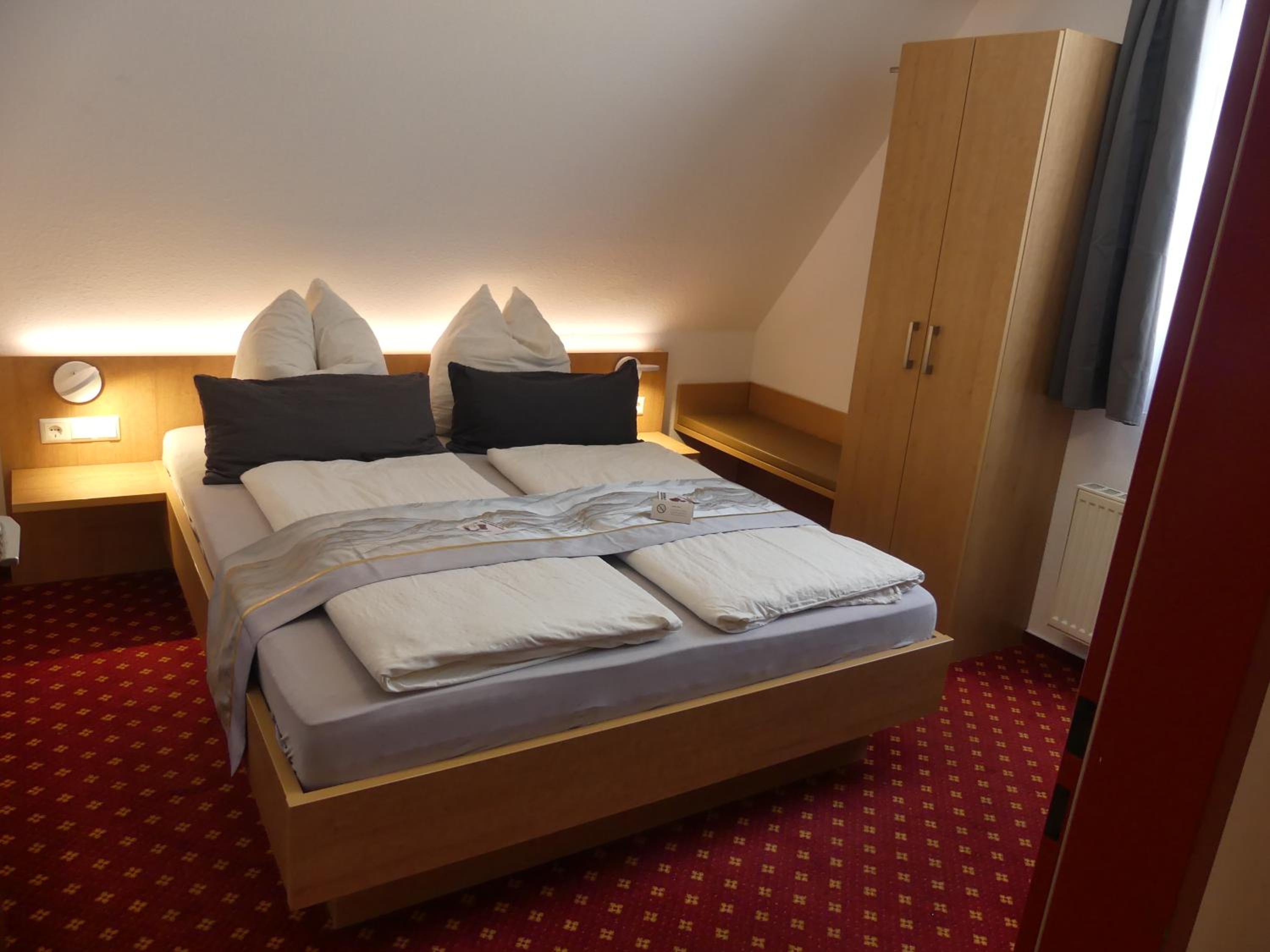 Small Double Room - Attic - Photo 3