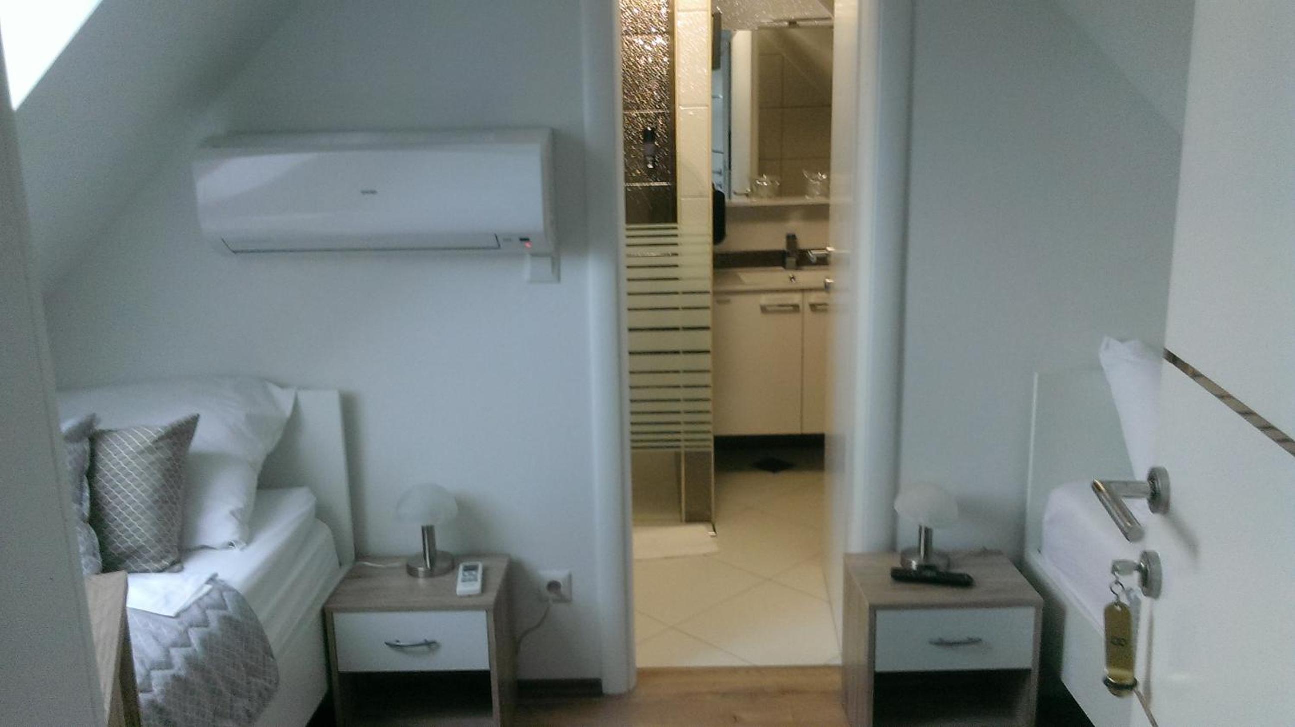 Small Twin Room - Photo 3