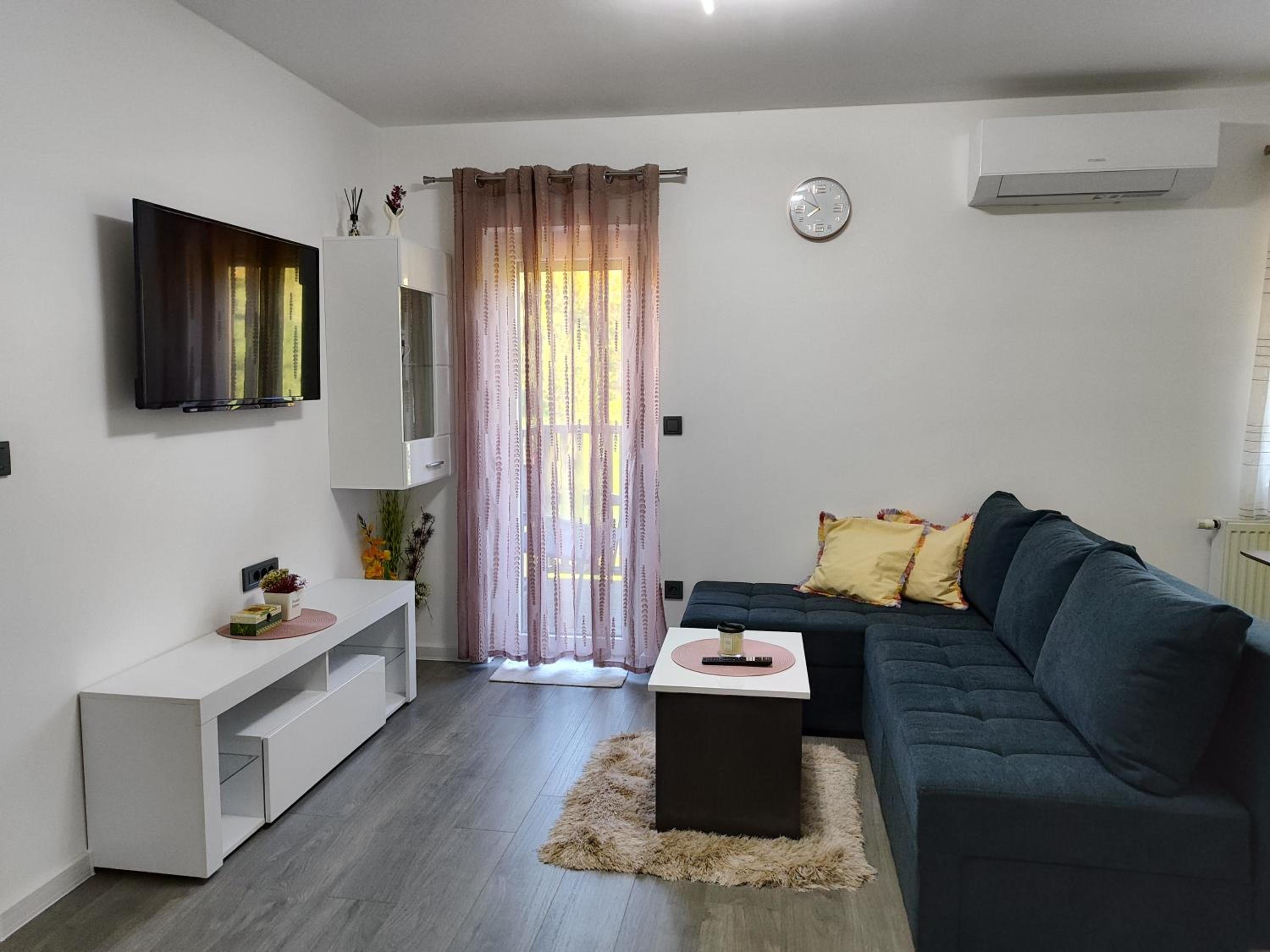 One-Bedroom Apartment photo 1