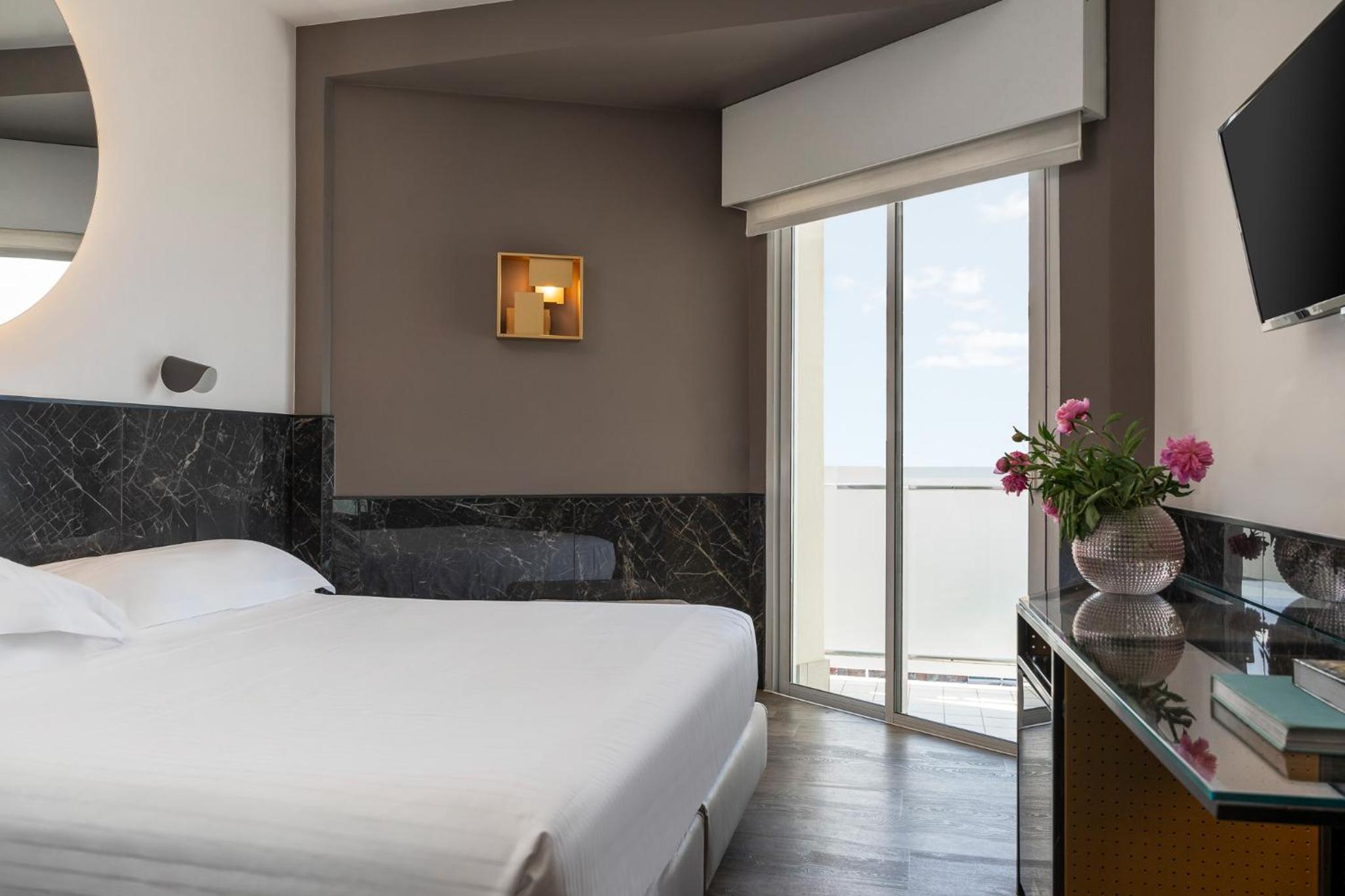 Superior Double or Twin Room with Partial Sea View