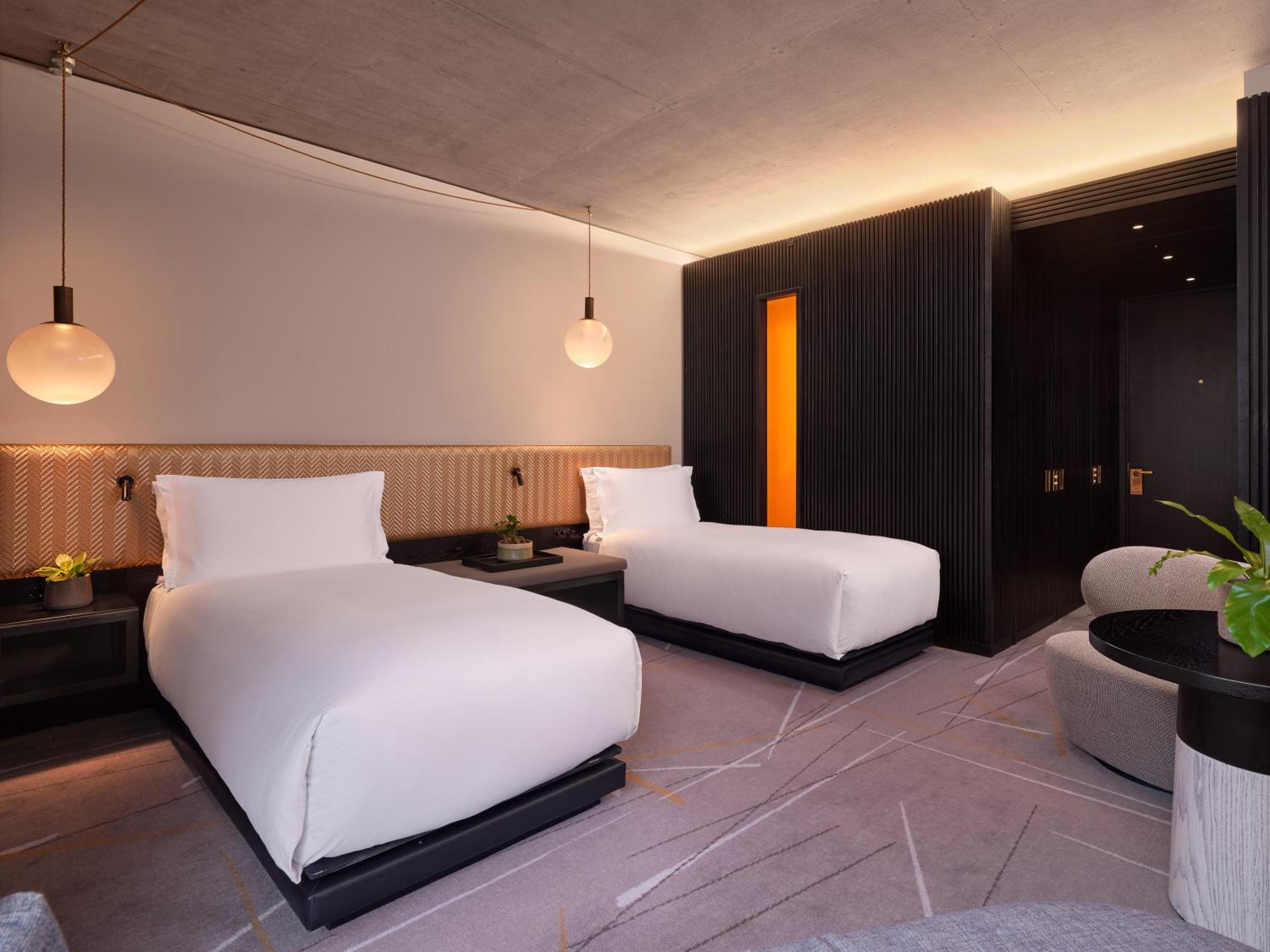 Premium Twin Room thumbnail 5