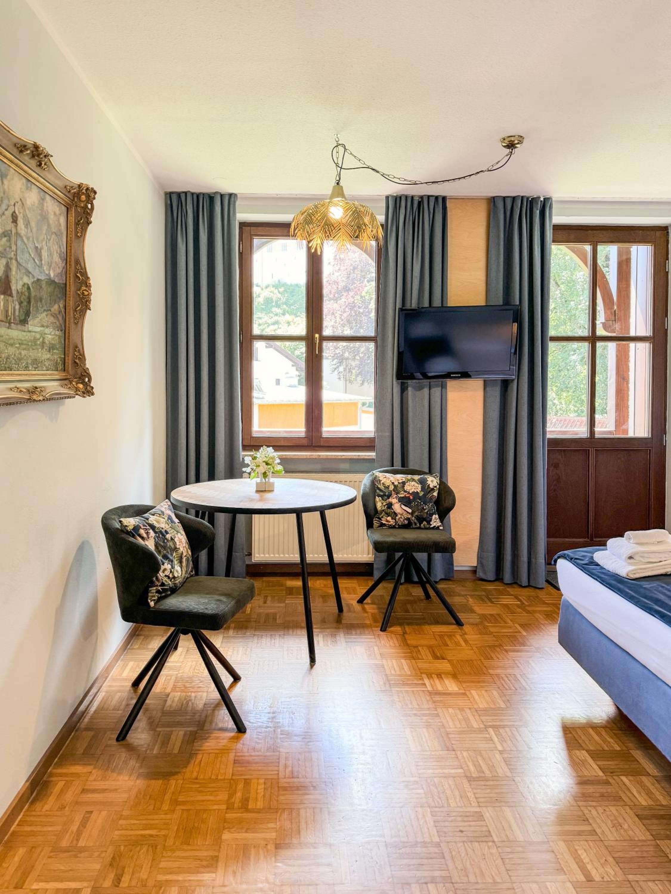 Five bed Room with two Bedrooms - Photo 7