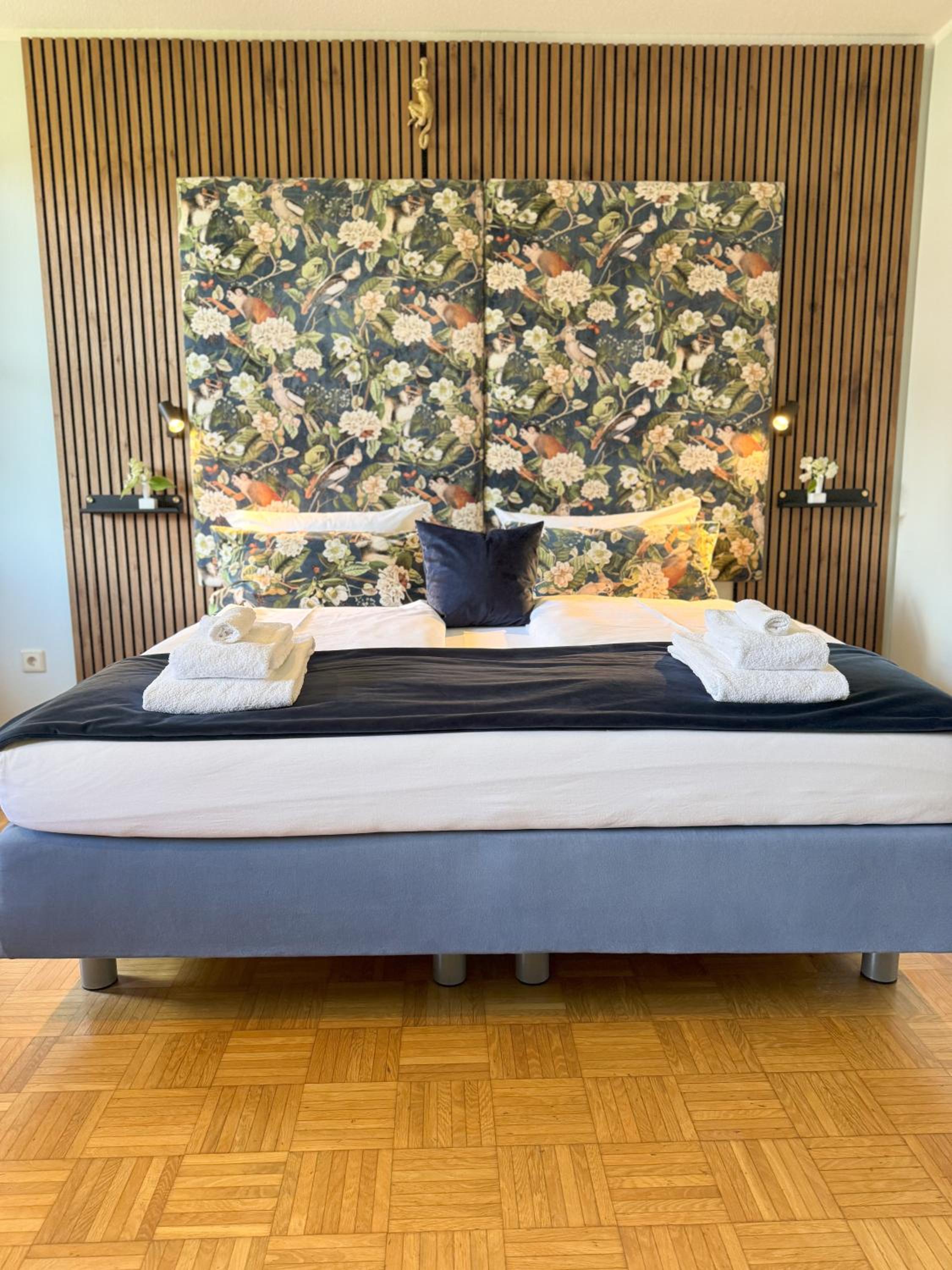 Five bed Room with two Bedrooms - Photo 1