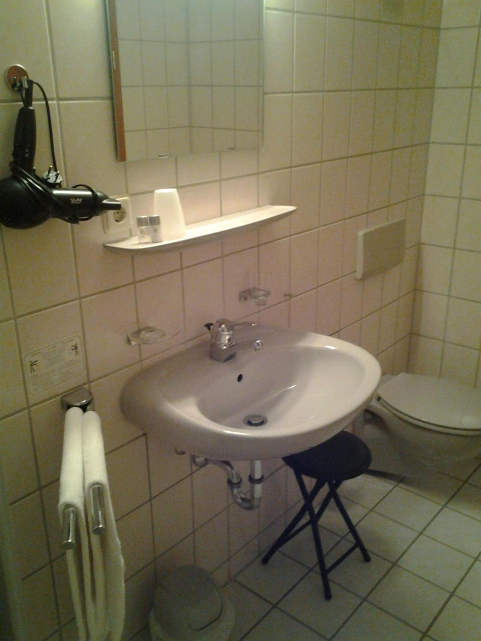 Standard Twin Room - Photo 17