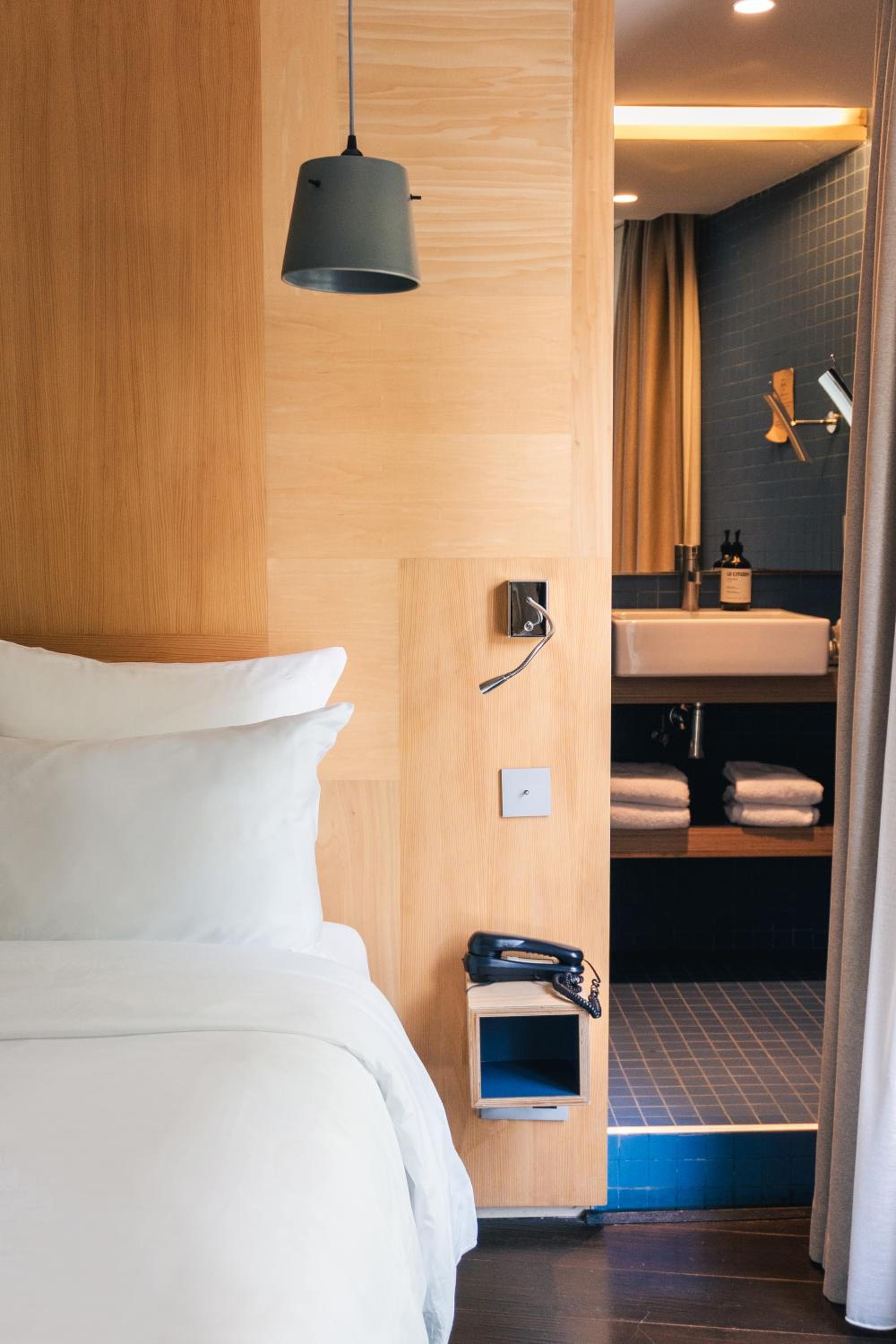 Cozy Double Room - with view on the Canal St Martin photo 1