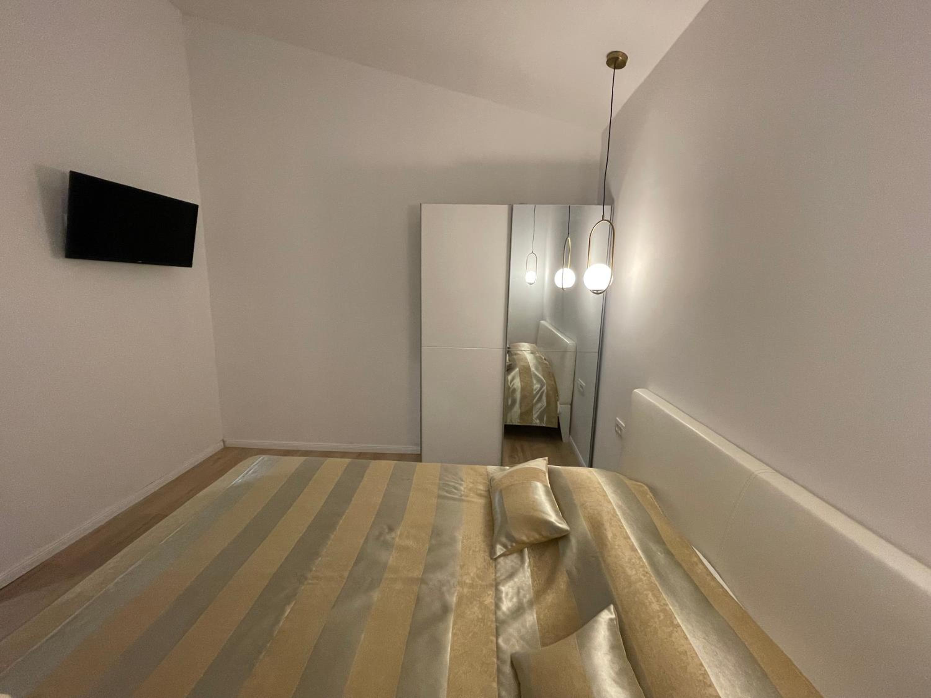 One-Bedroom Apartment photo 1