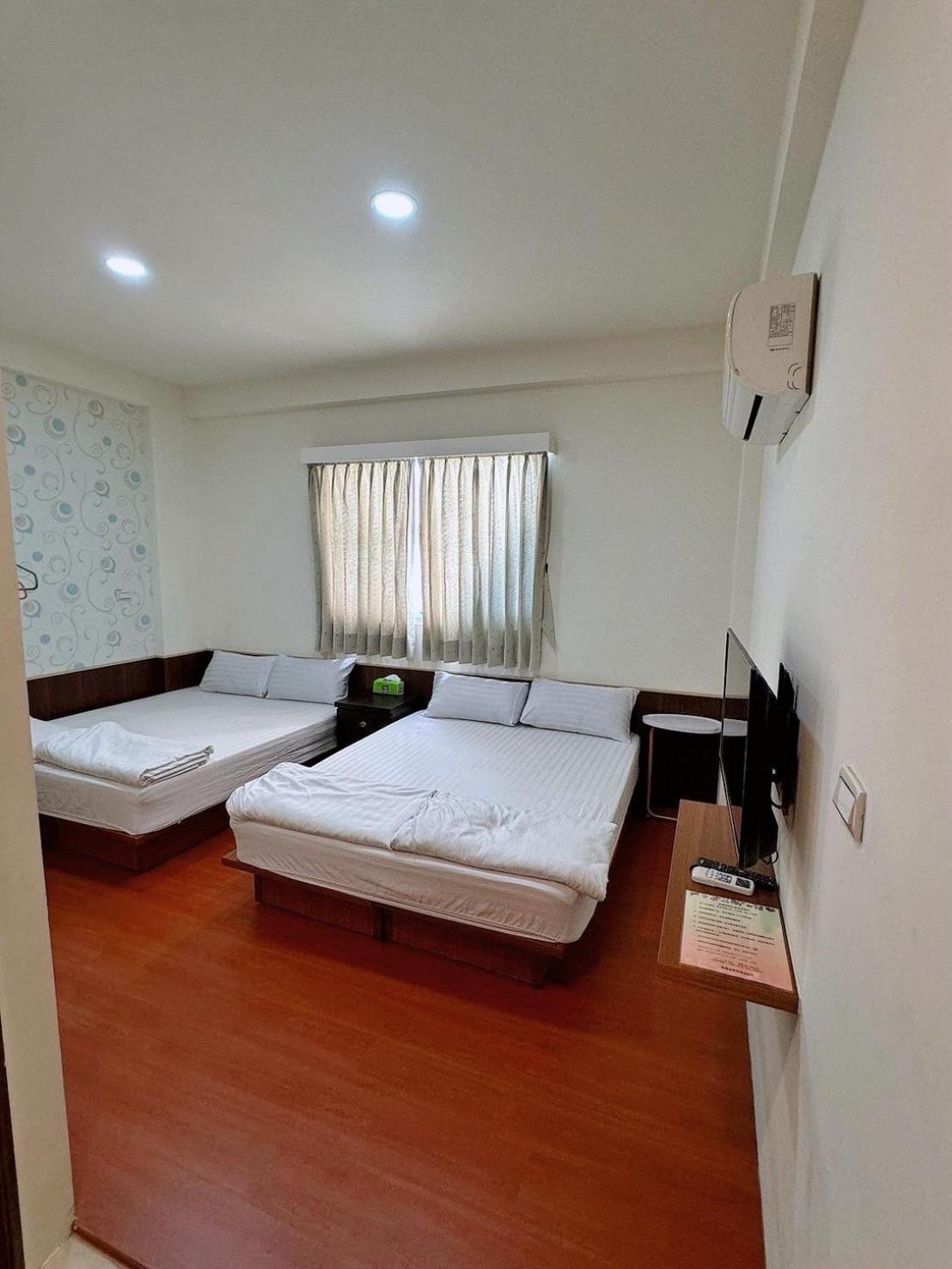 Quadruple Room with Private Bathroom photo 2