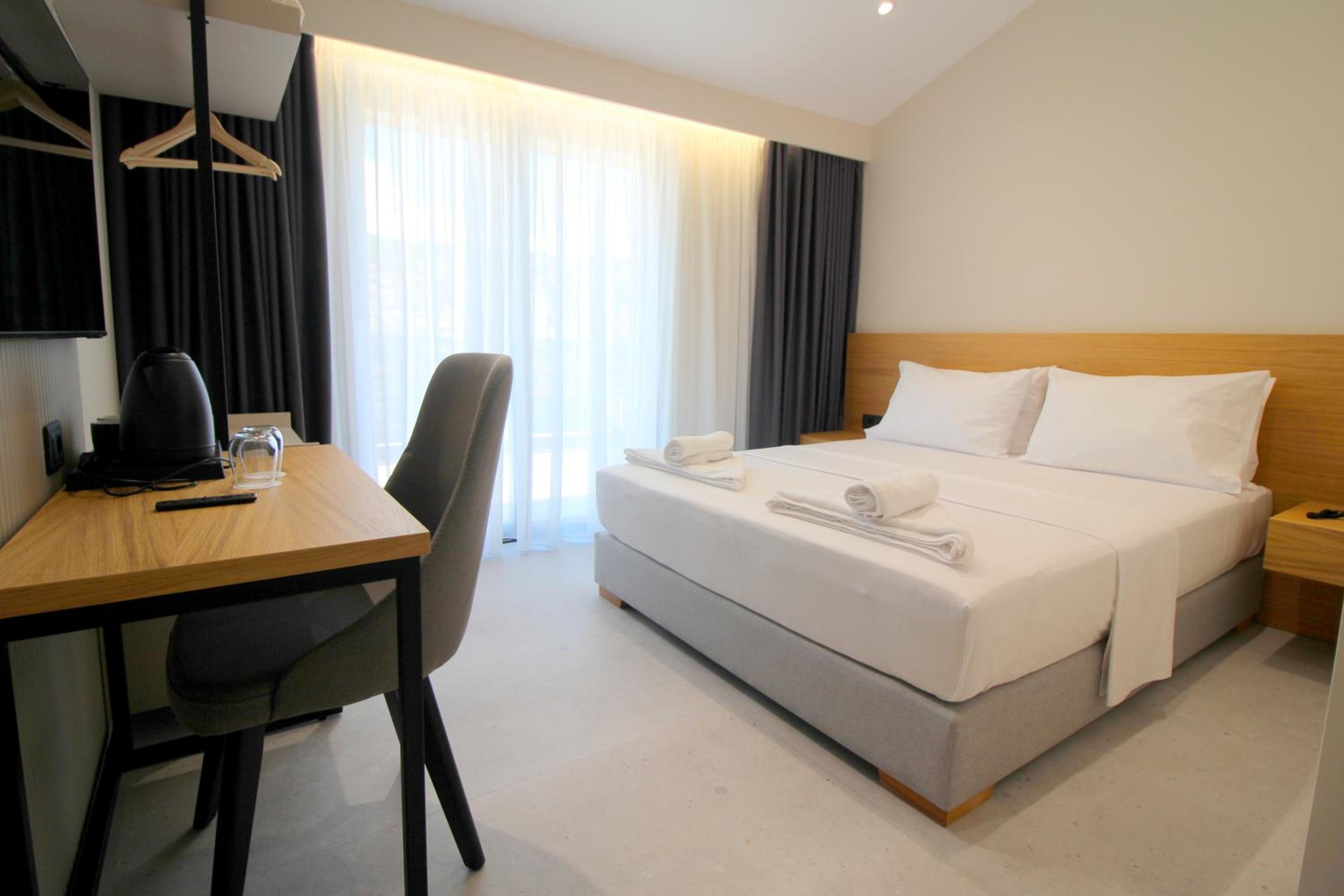 Deluxe Double Room with French Balcony photo 1
