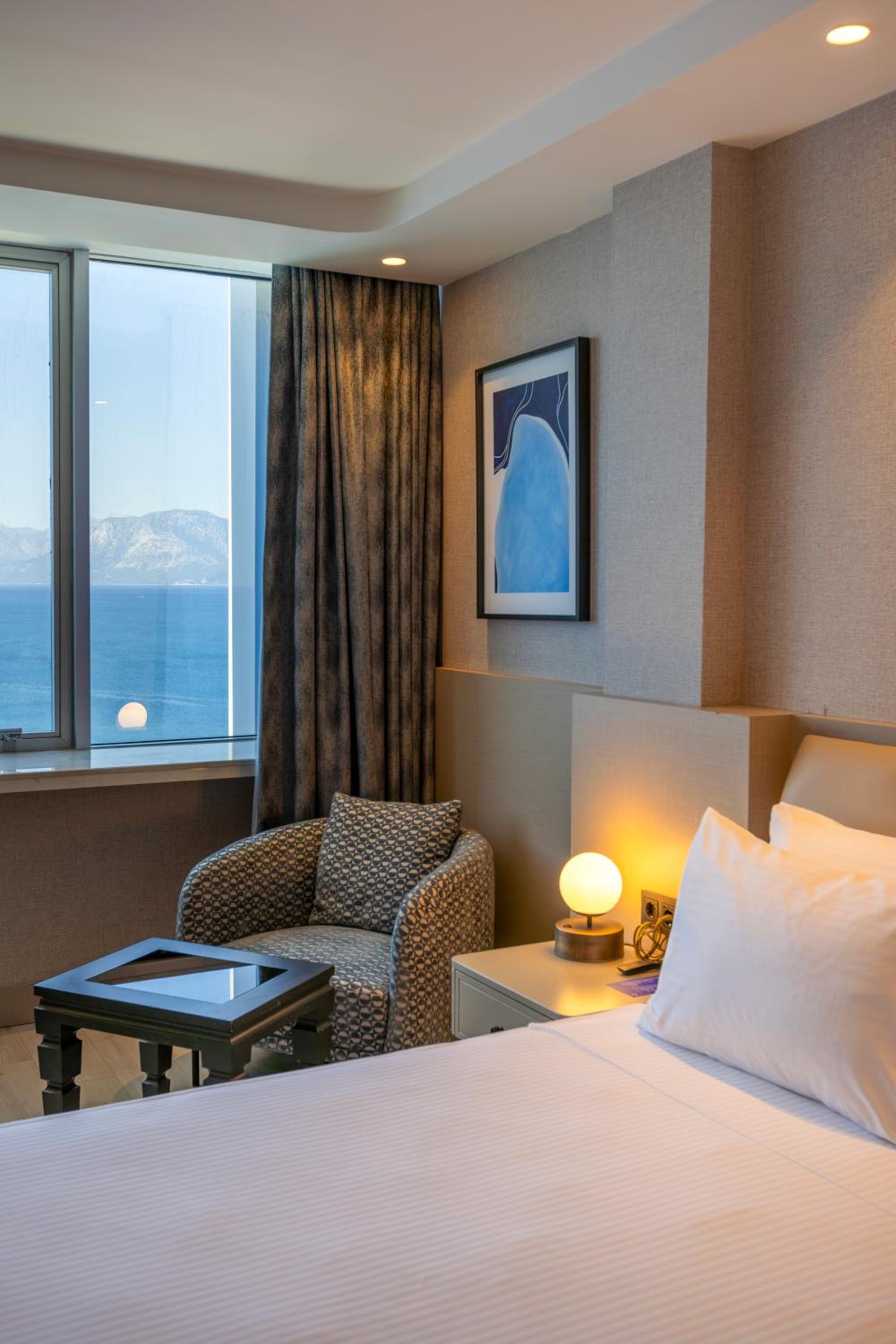 Standard King Room with Sea View thumbnail 5