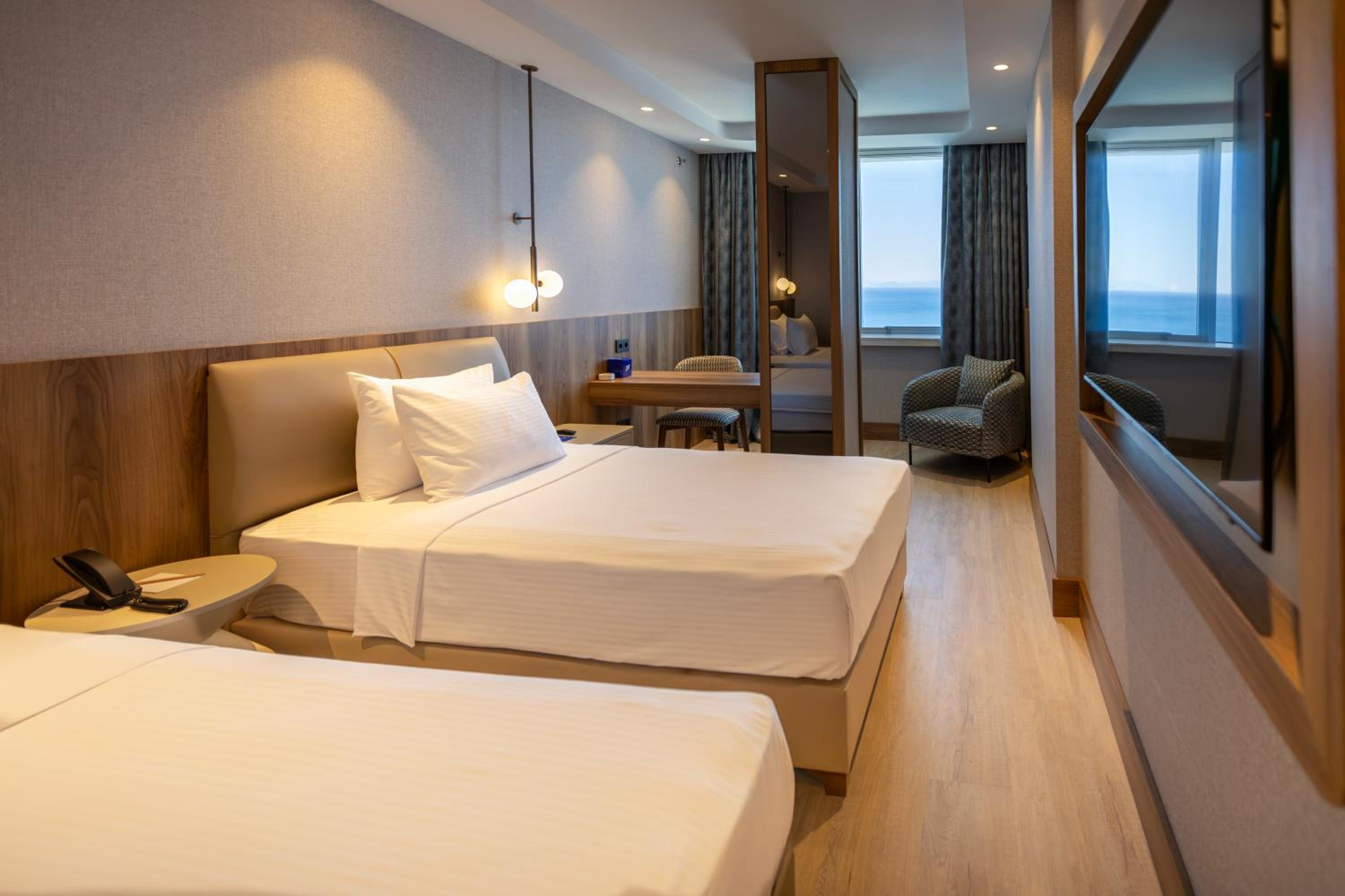 Standard Twin Room with Partial Sea View