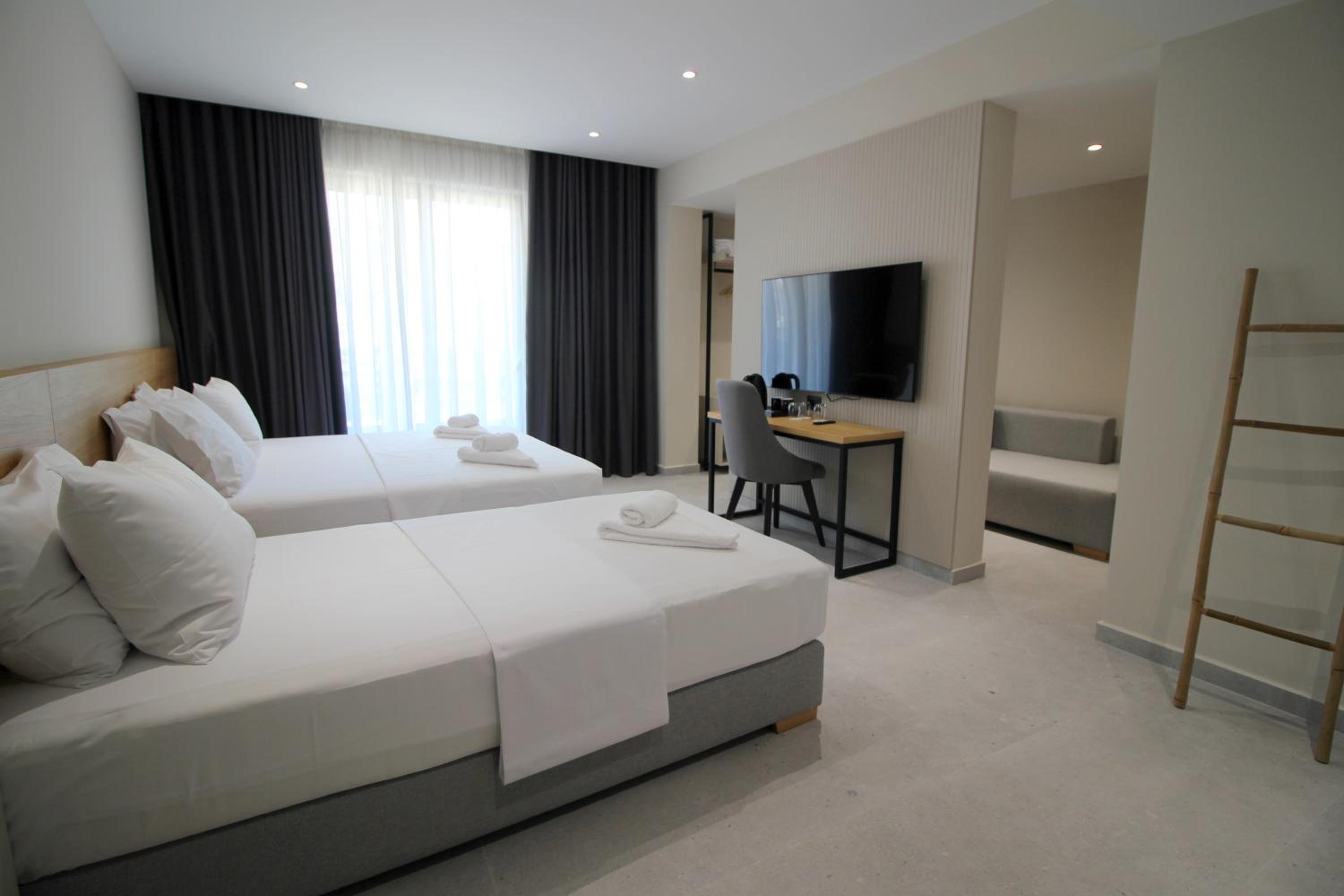 Deluxe Family Room with French Balcony photo 1