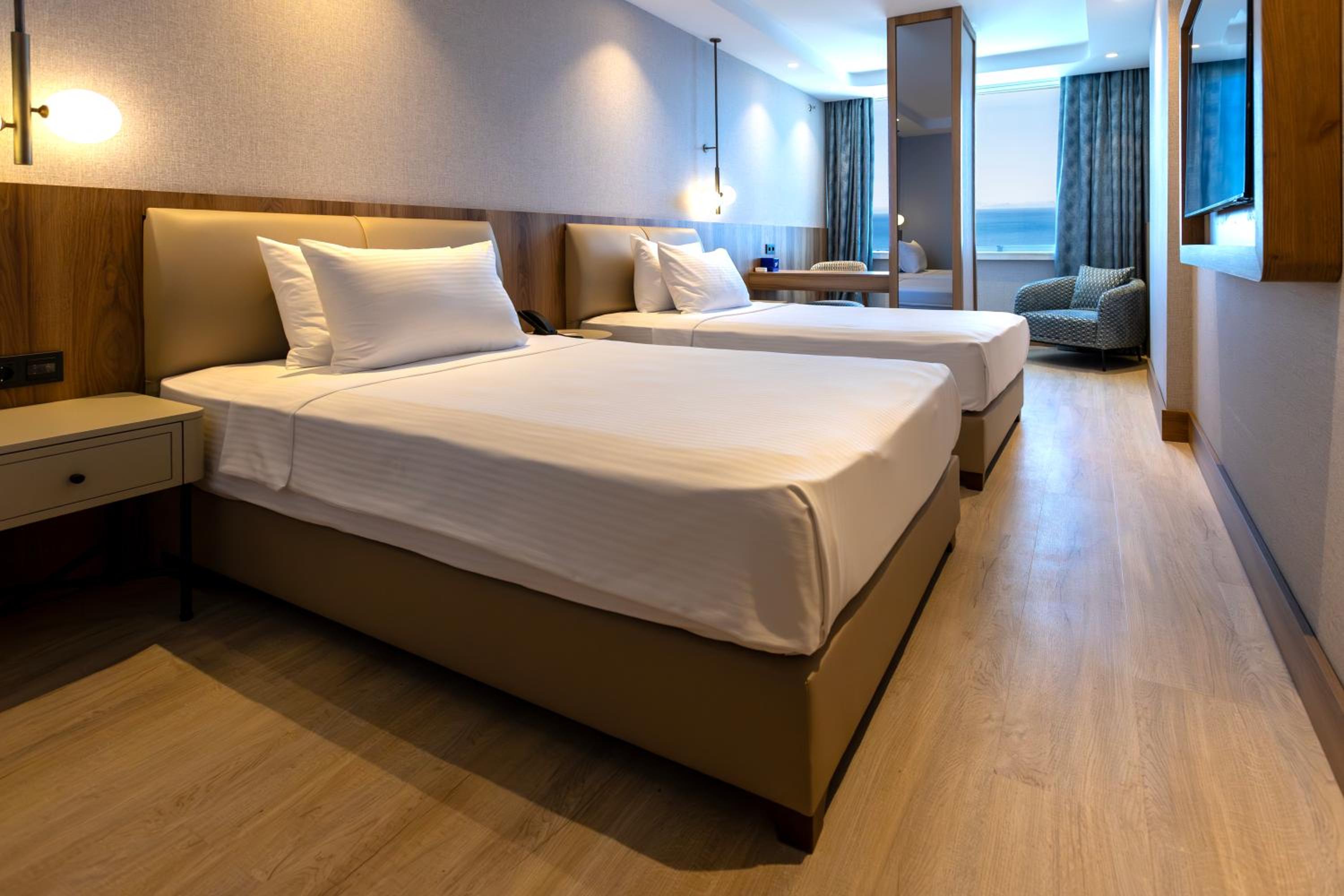 Standard Twin Room with Partial Sea View thumbnail 6