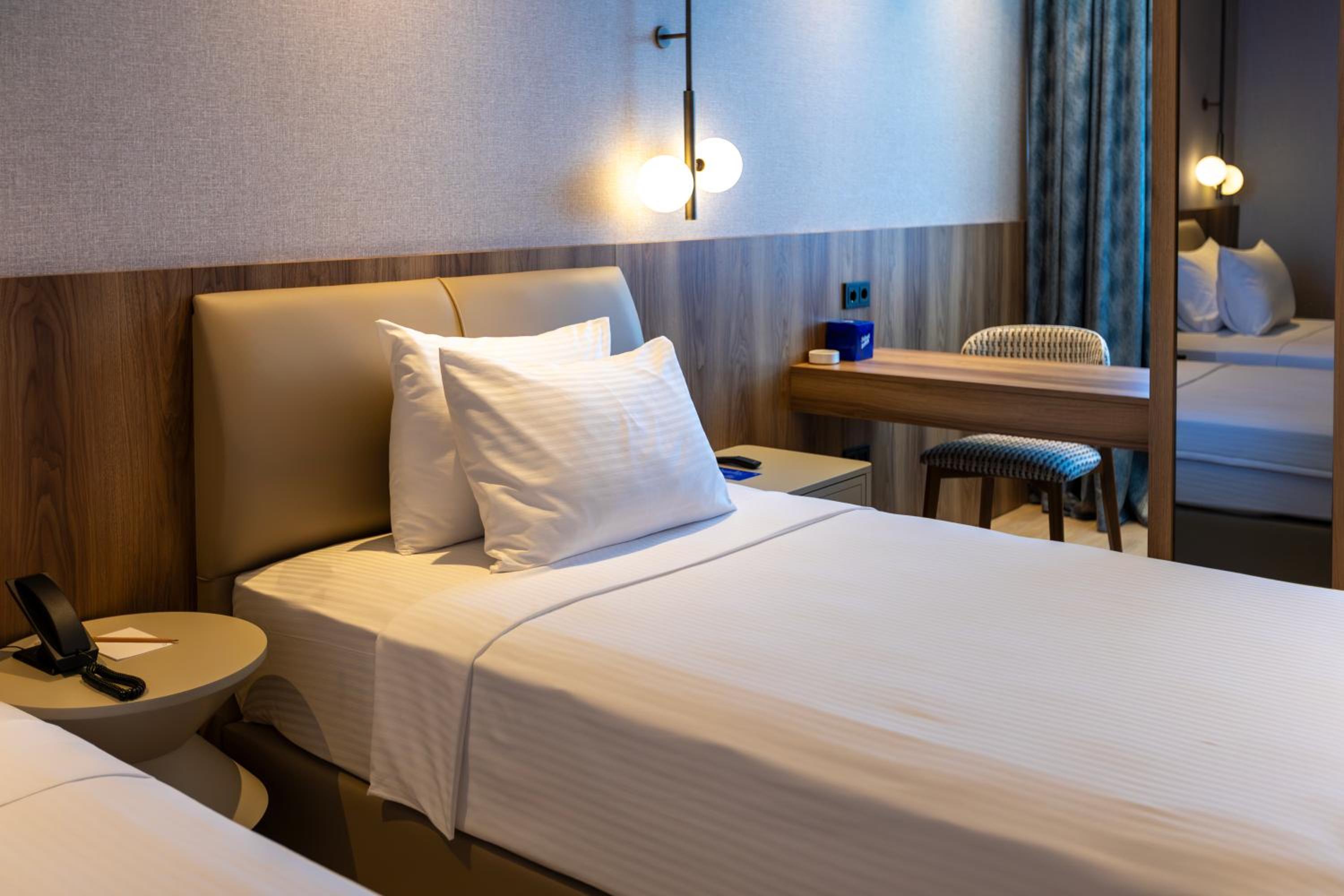 Standard Twin Room with Partial Sea View