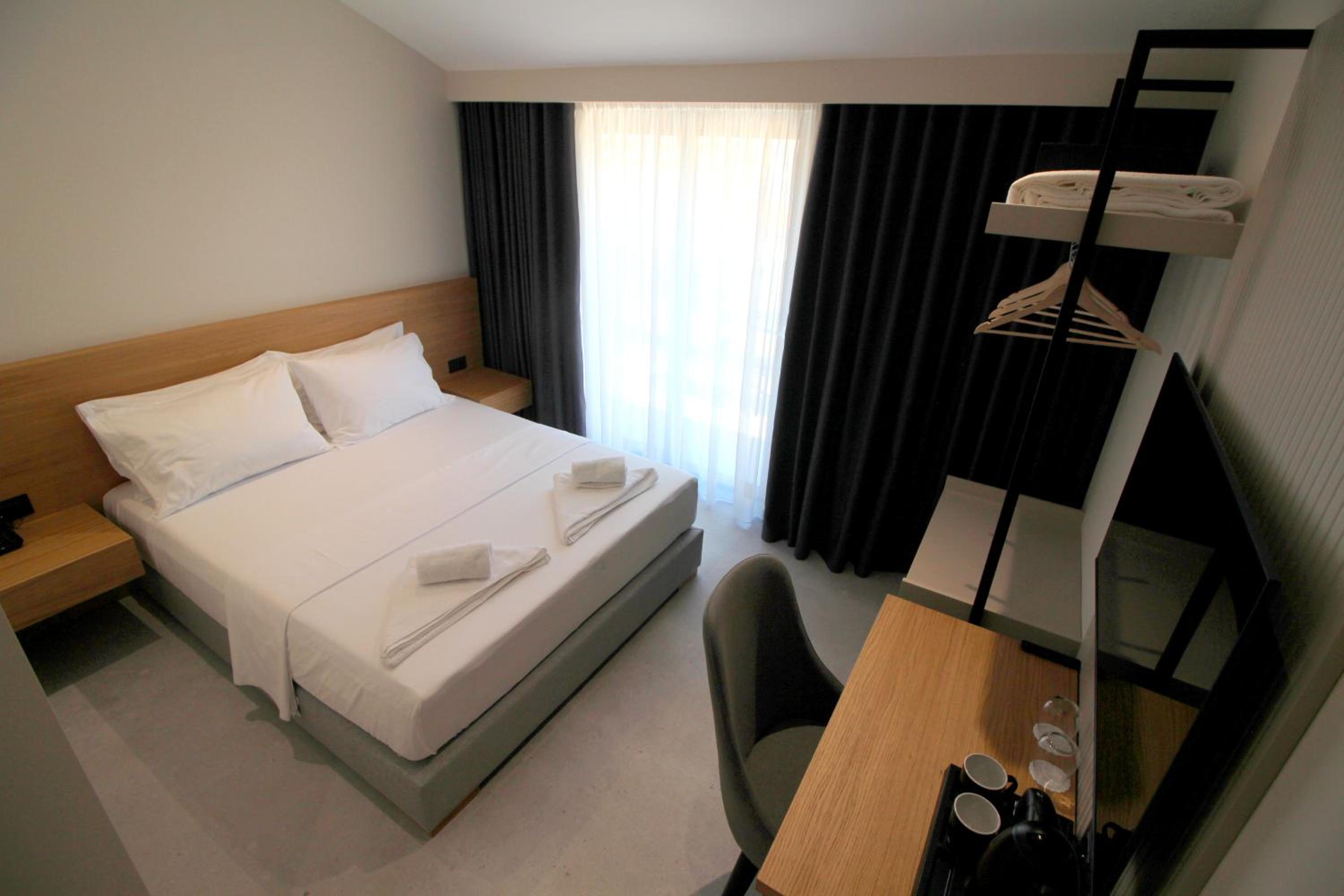 Deluxe Double Room with Balcony and Side Sea View photo 1