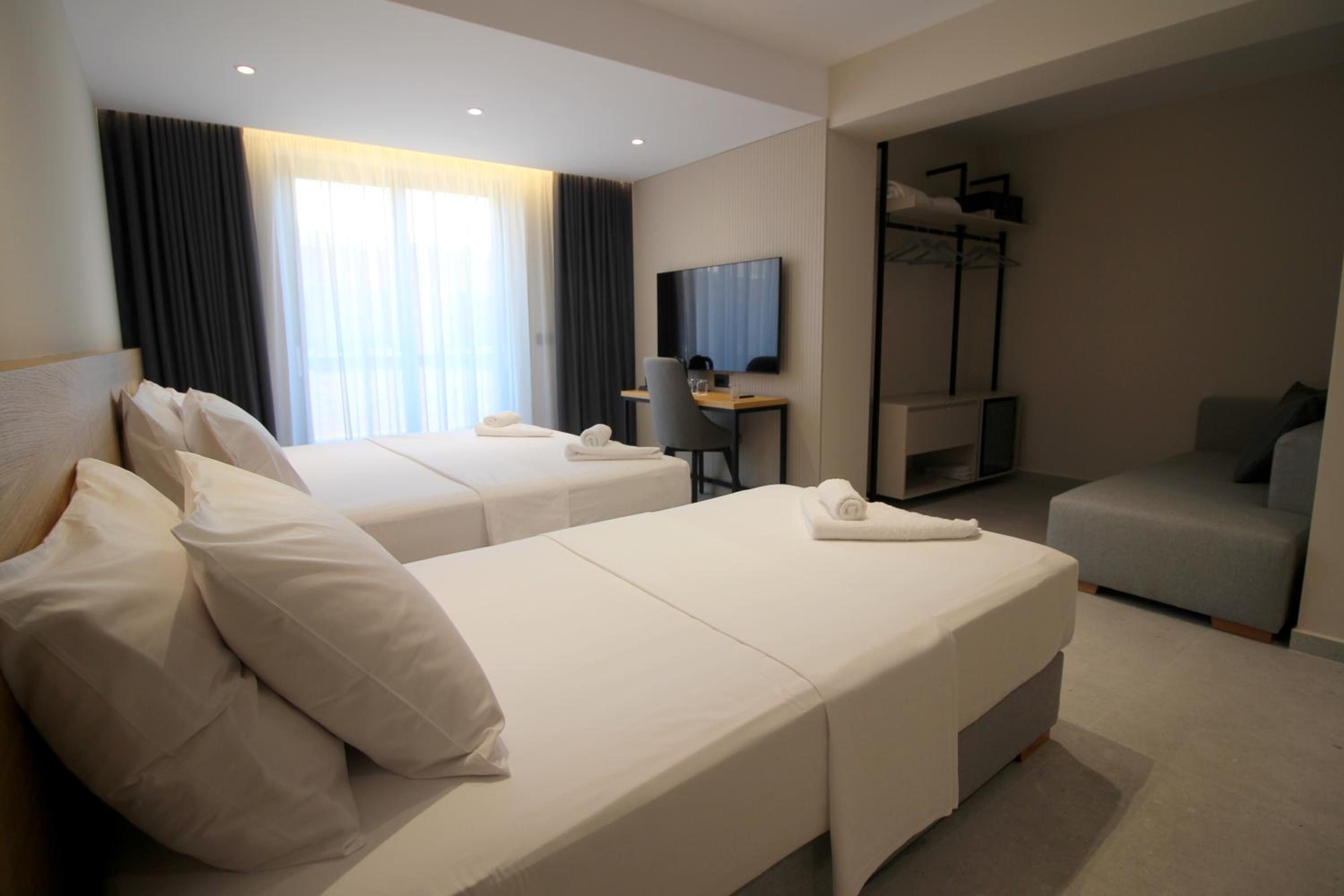 Deluxe Family Room with Balcony and Side Sea View photo 1