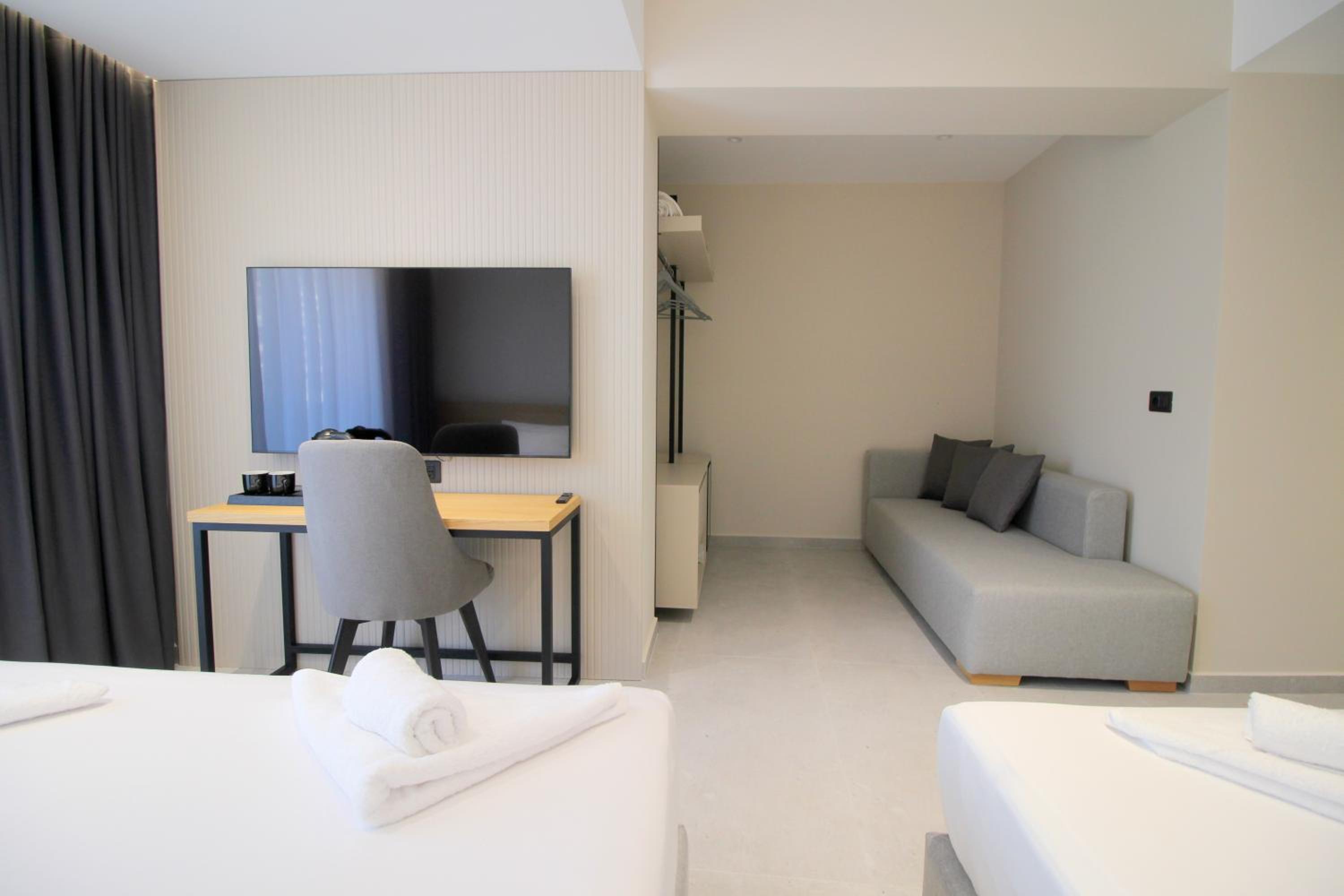 Deluxe Family Room with Balcony and Side Sea View photo 2
