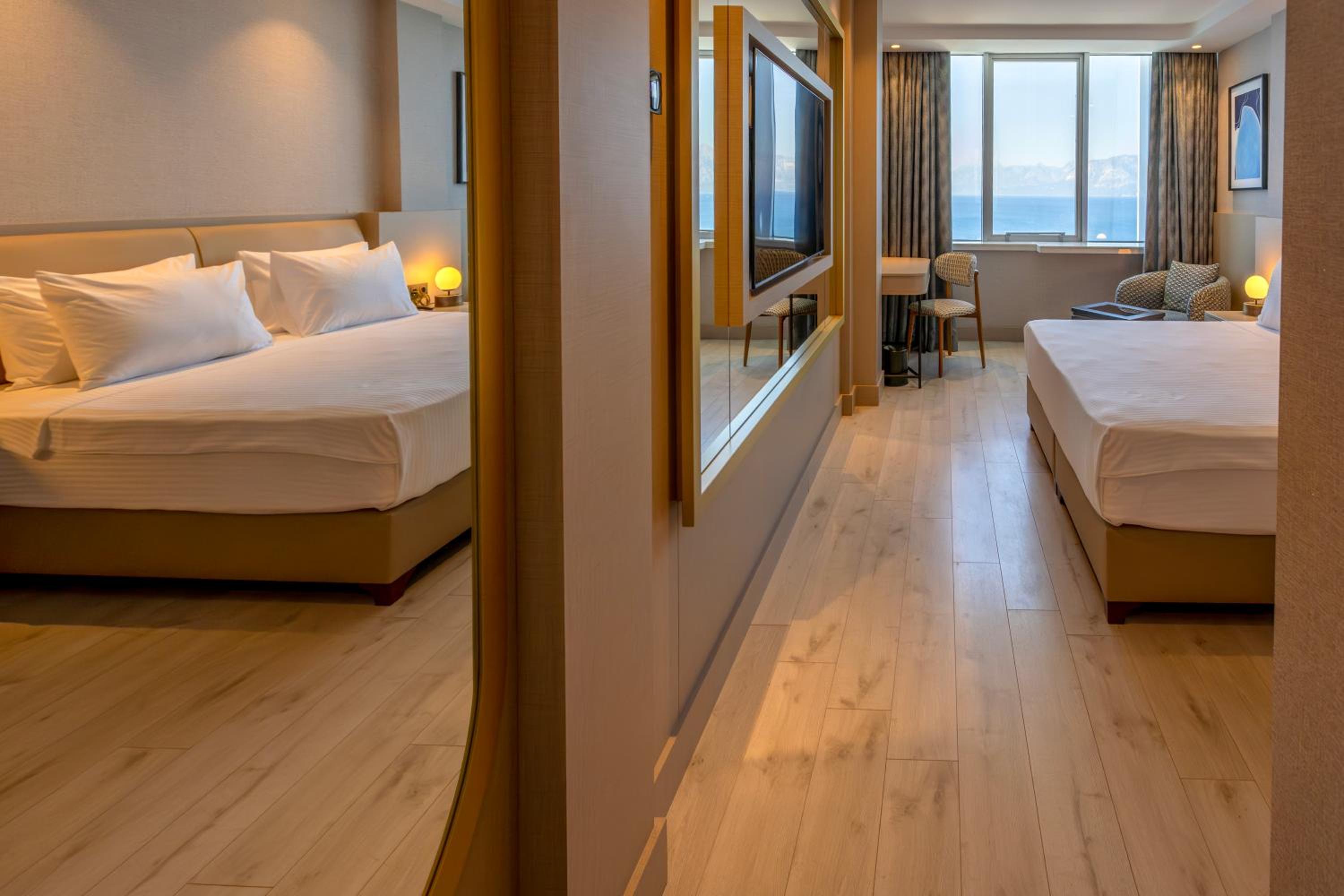 Standard King Room with Sea View