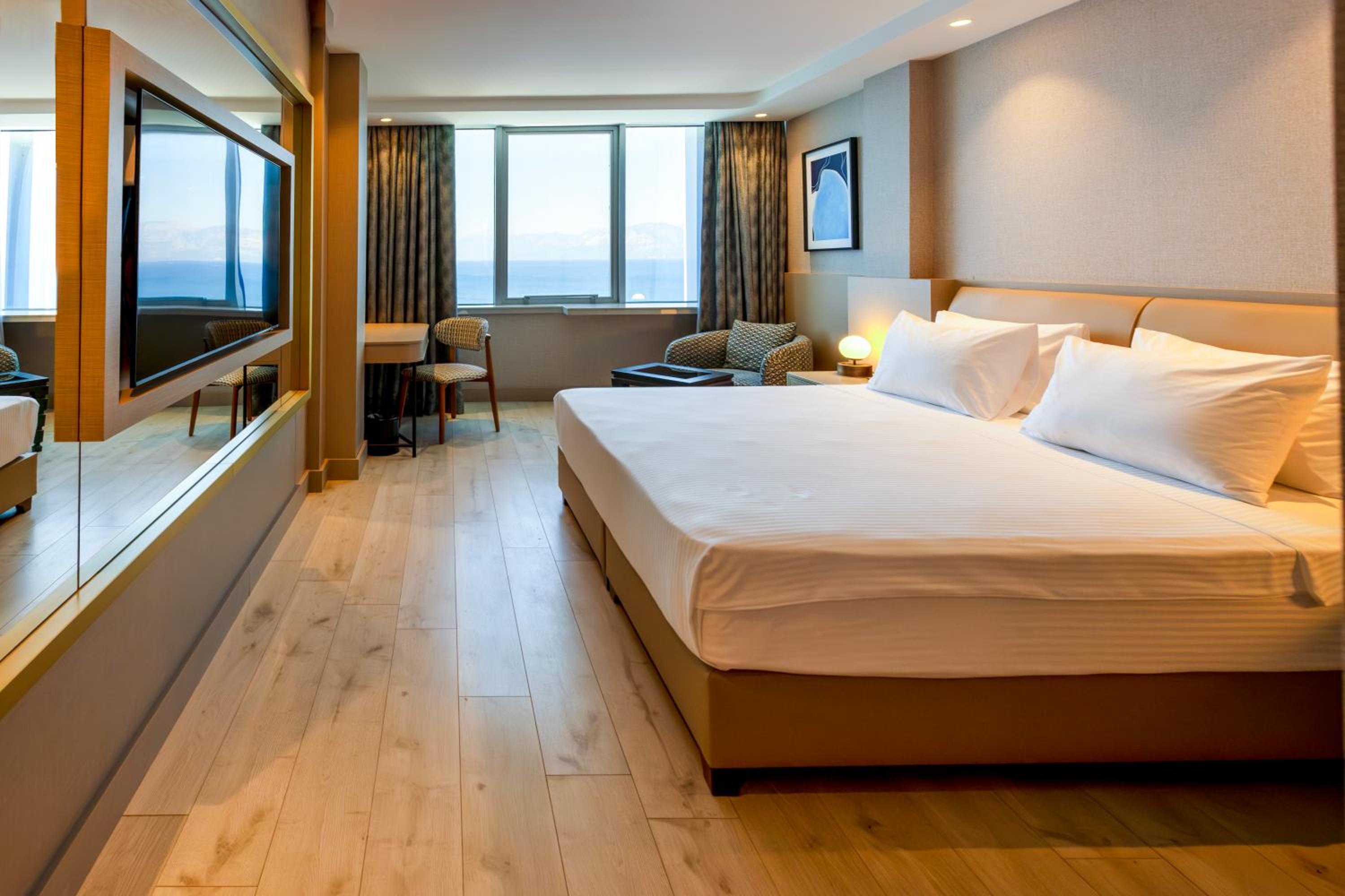 Standard King Room with Sea View