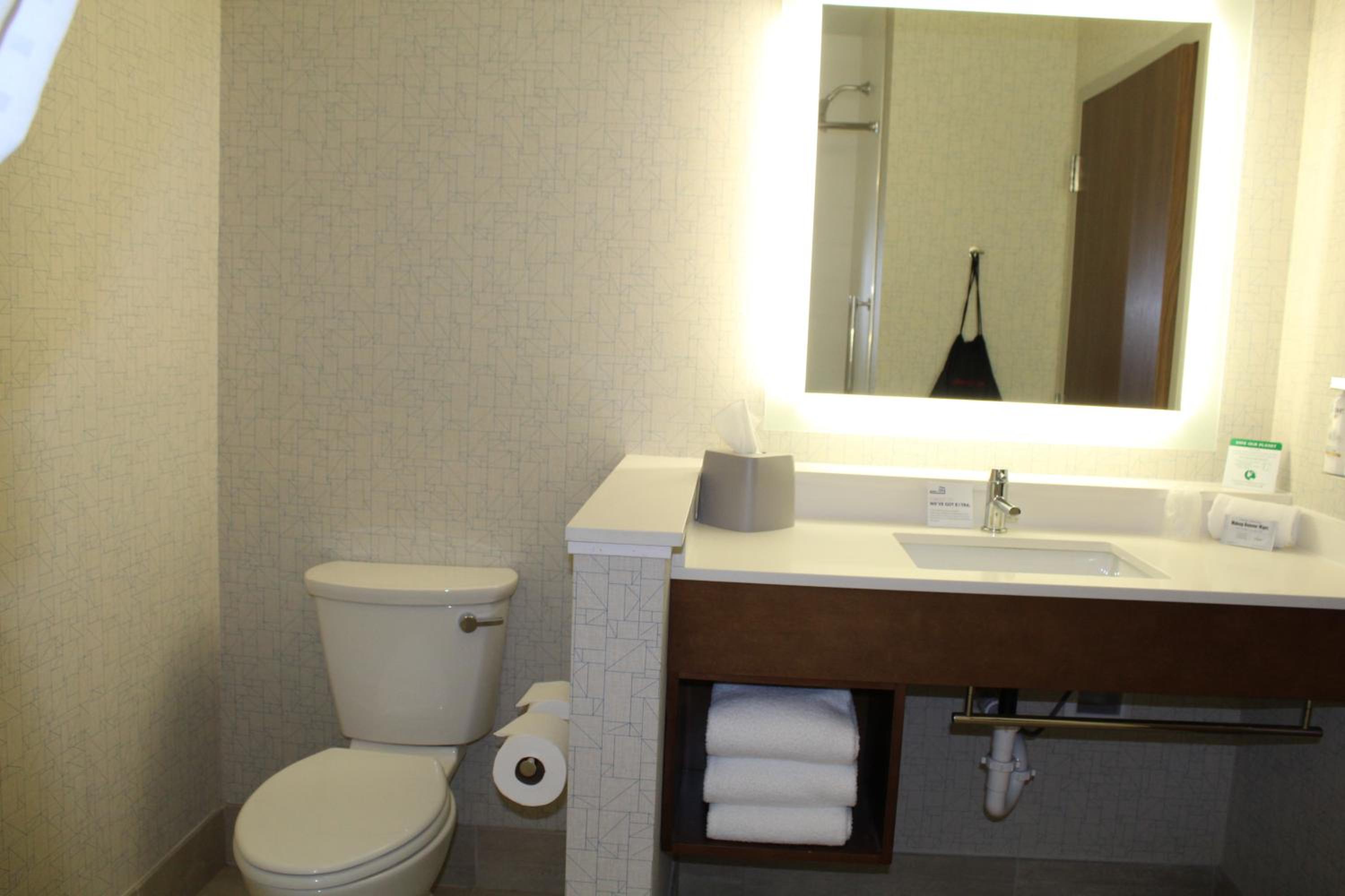 Room with Two Beds - Hearing Accessible - Non-Smoking