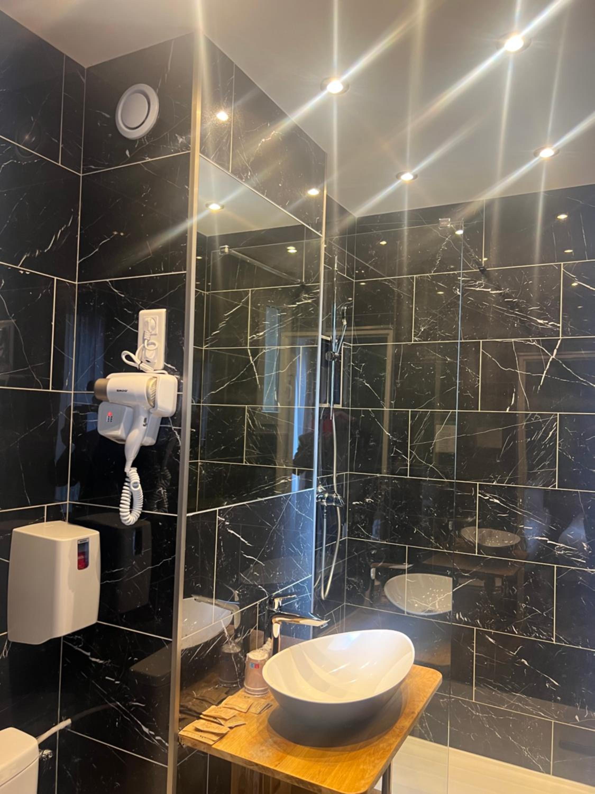 Two Adjacent Double Rooms (non connecting) photo 3