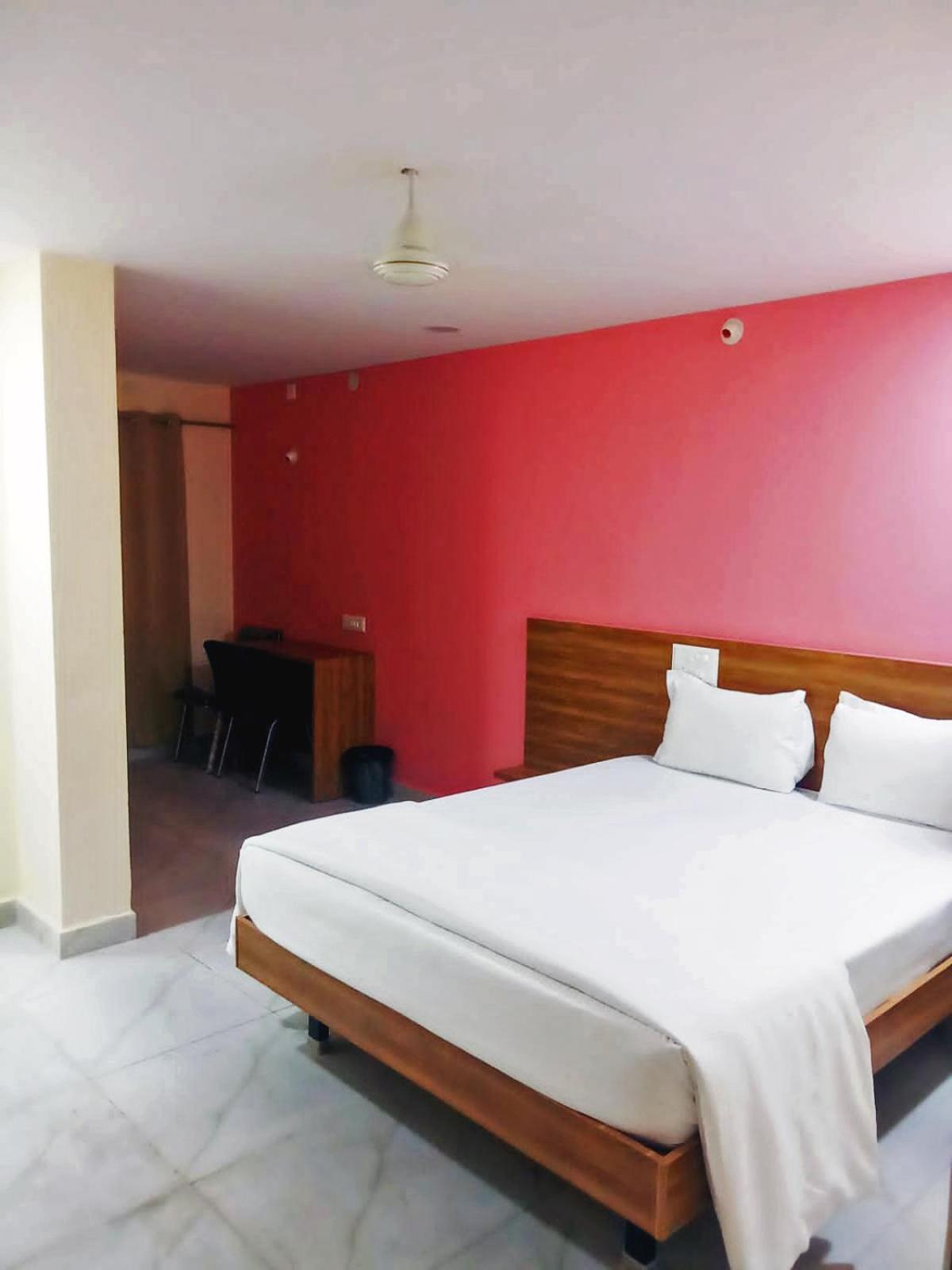 Standard Double Room with Fan - Photo 17