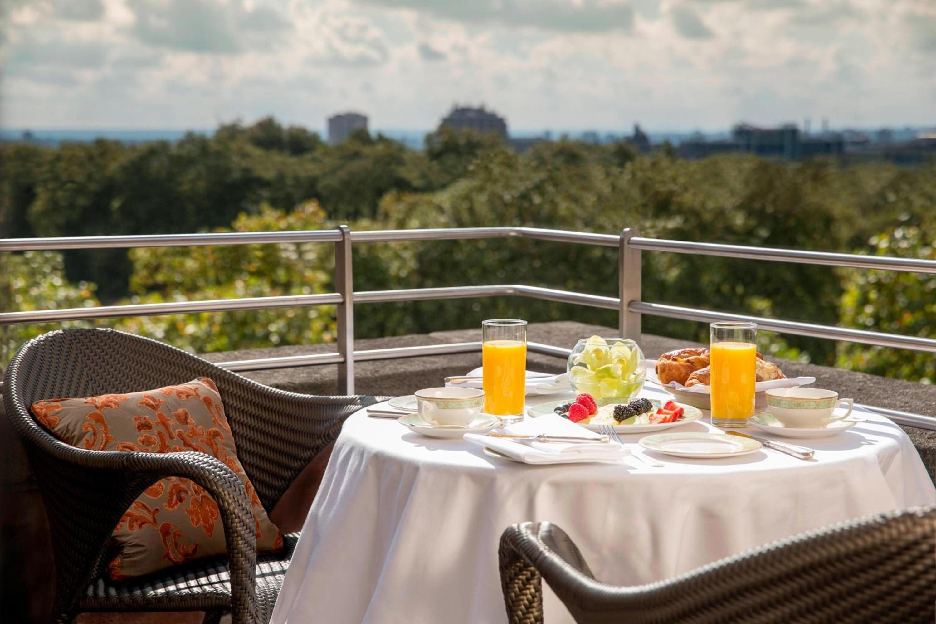 Premium Park View Suite, 1 King thumbnail 5