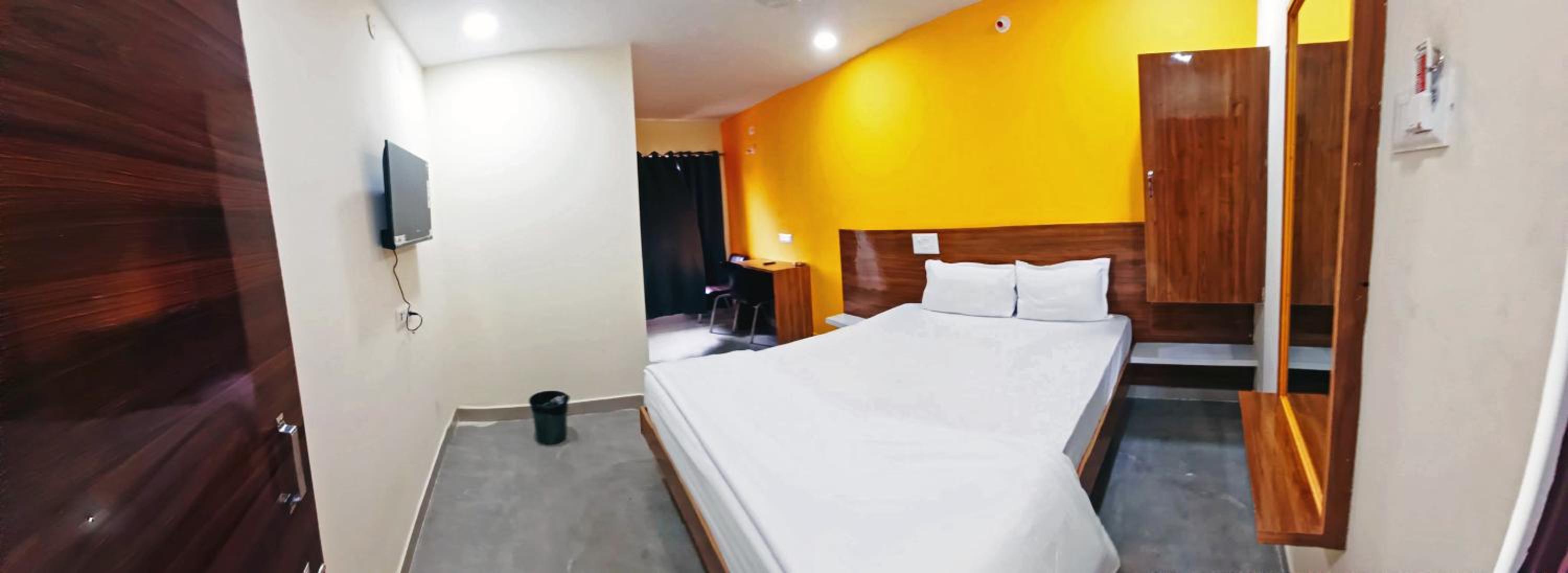 Deluxe Double Room - Photo 13