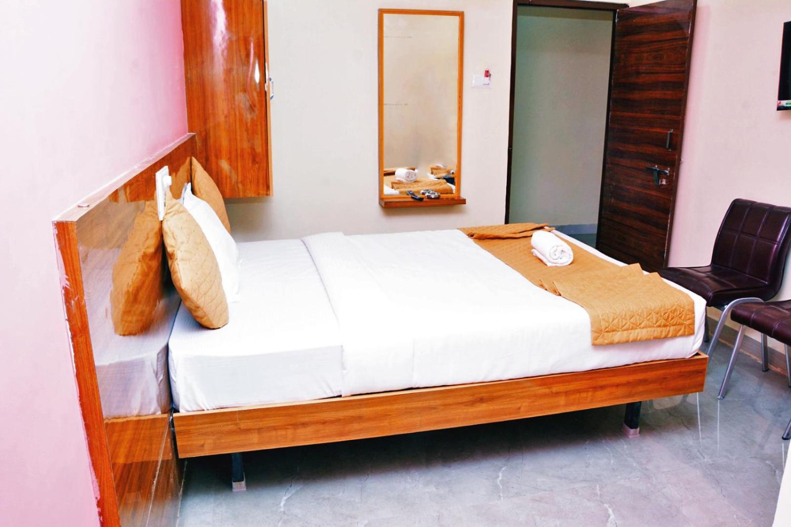 Standard Double Room with Fan - Photo 8