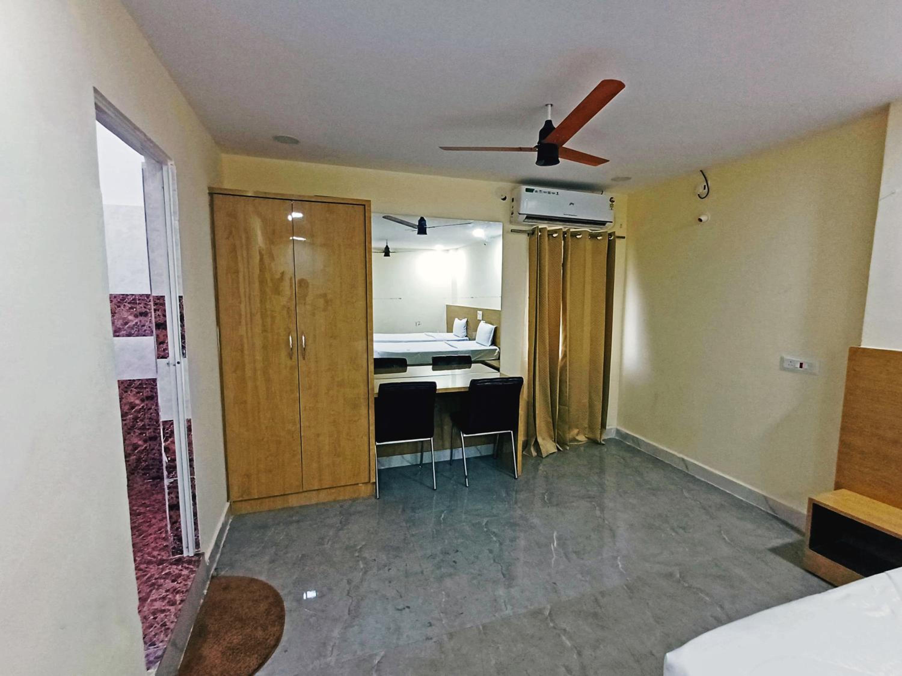 Deluxe Double Room - Photo 9