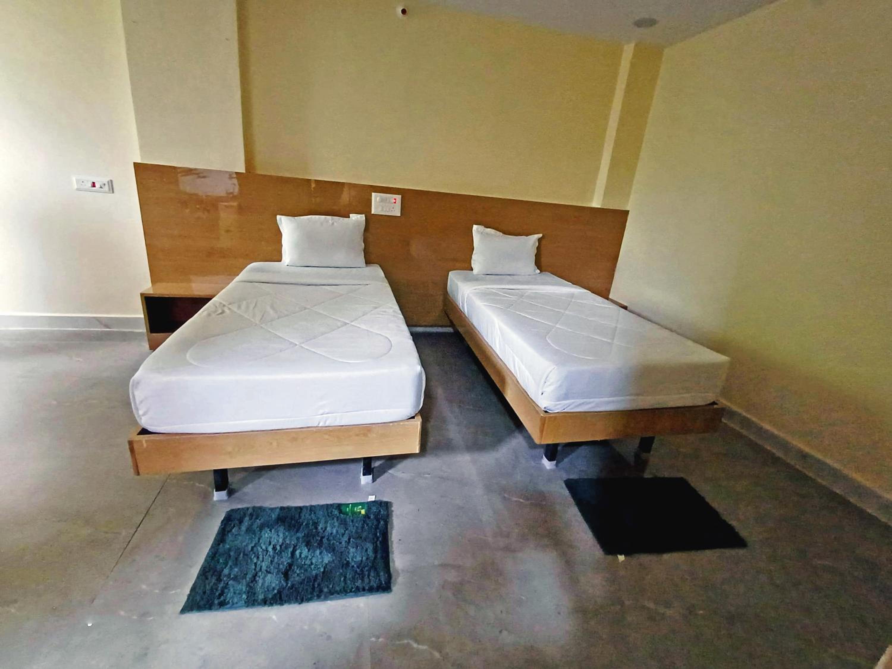 Standard Double Room with Fan - Photo 7