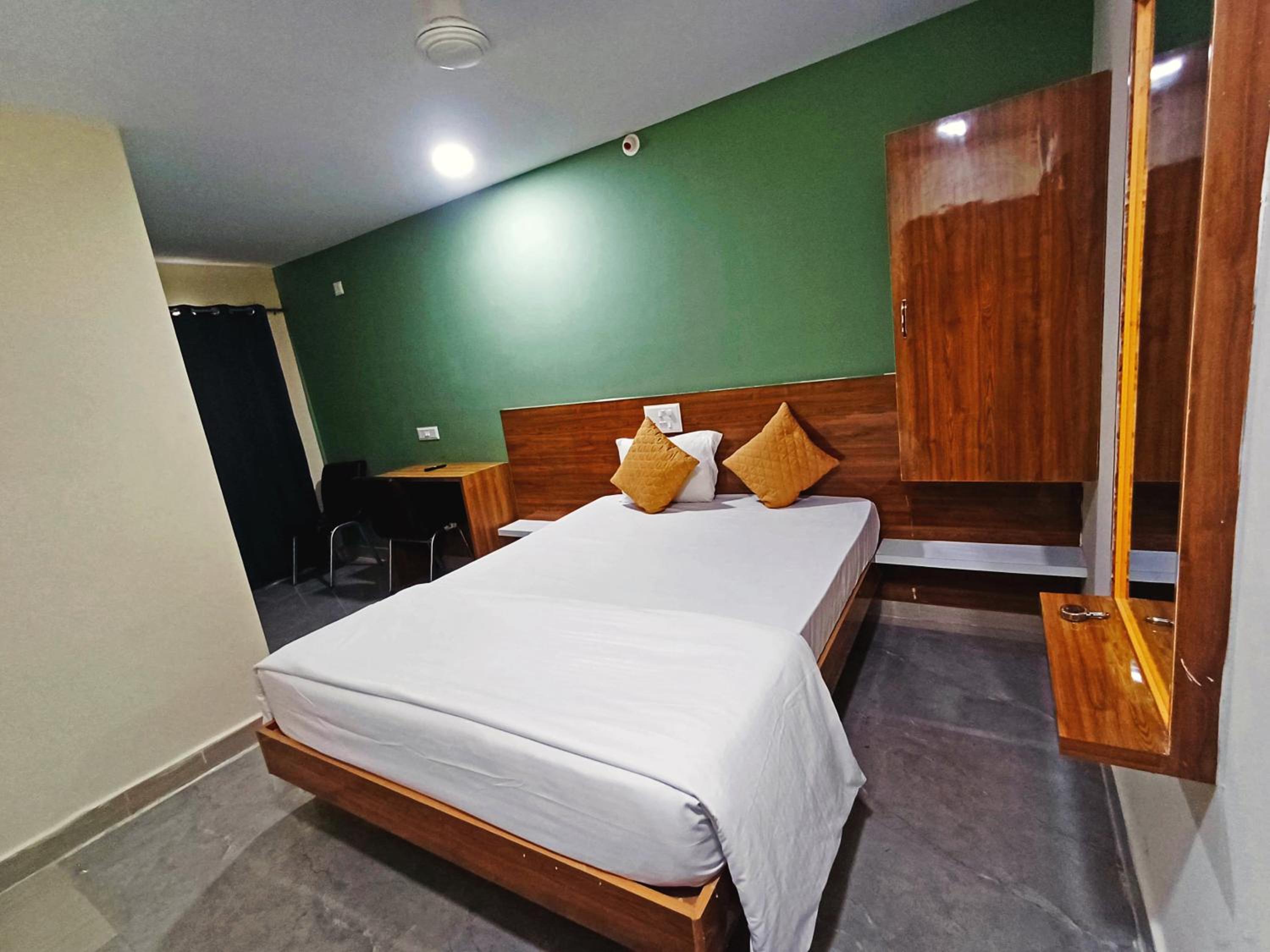 Standard Double Room with Fan - Photo 4