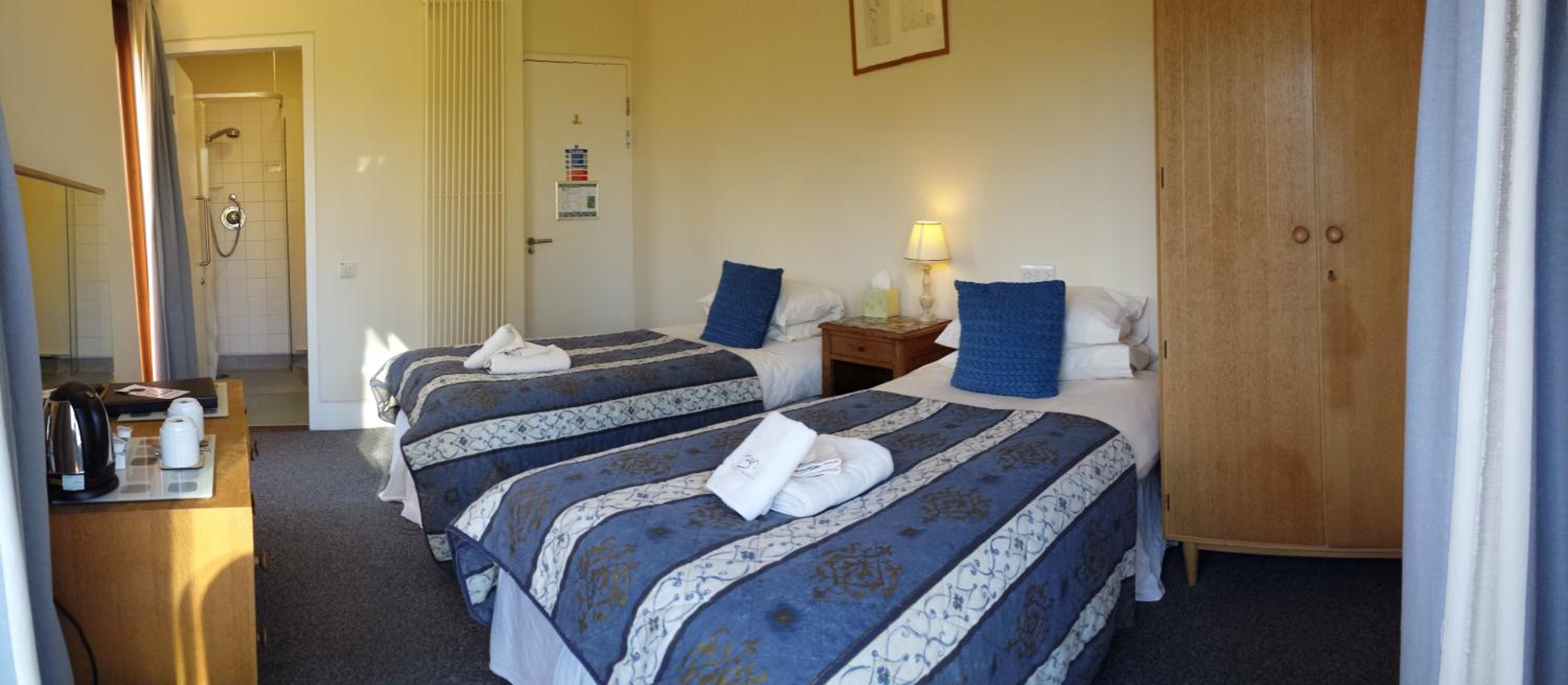 Twin Room with Bathroom photo 2