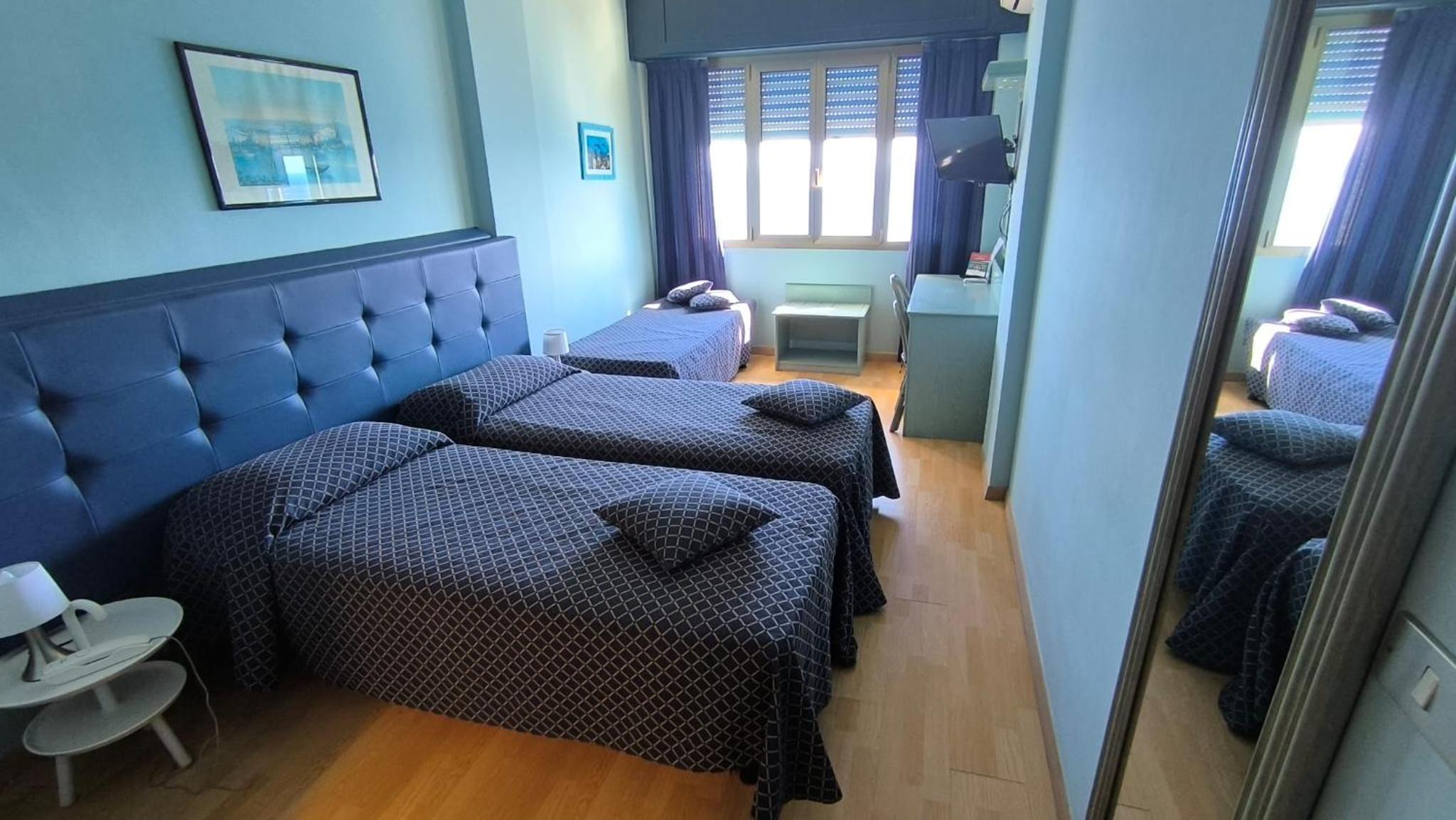 Superior Twin Room with Sea View - Photo 4