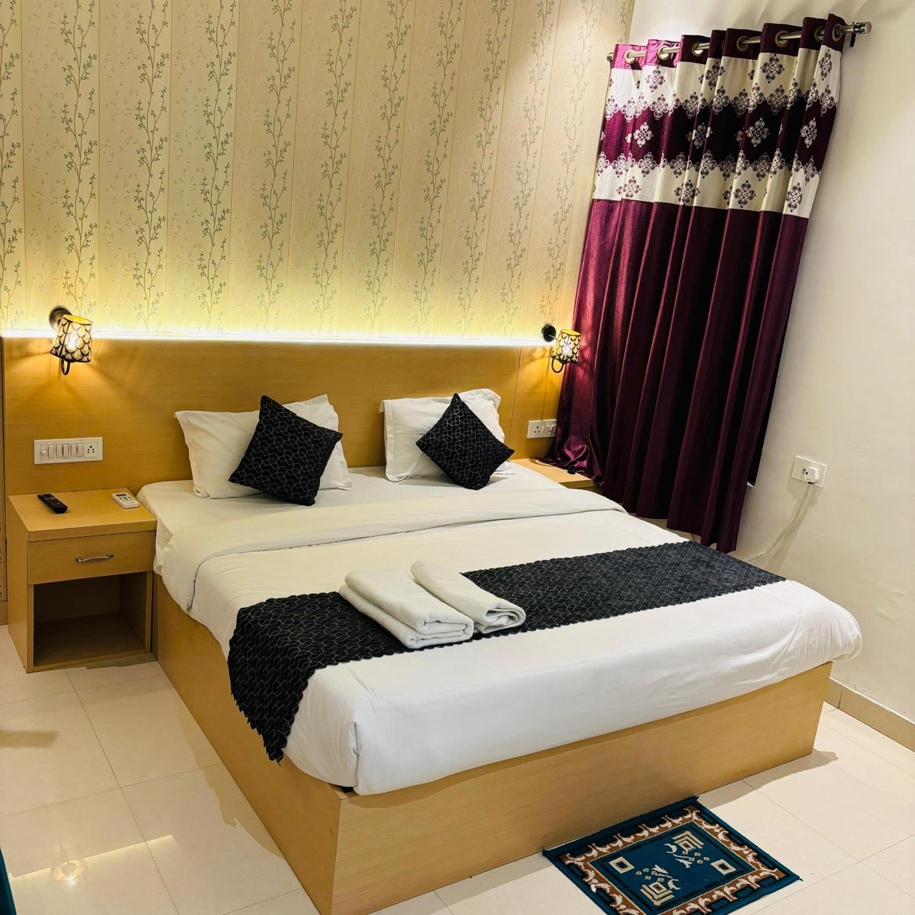 Deluxe Double Room (2 Adults + 1 Child)