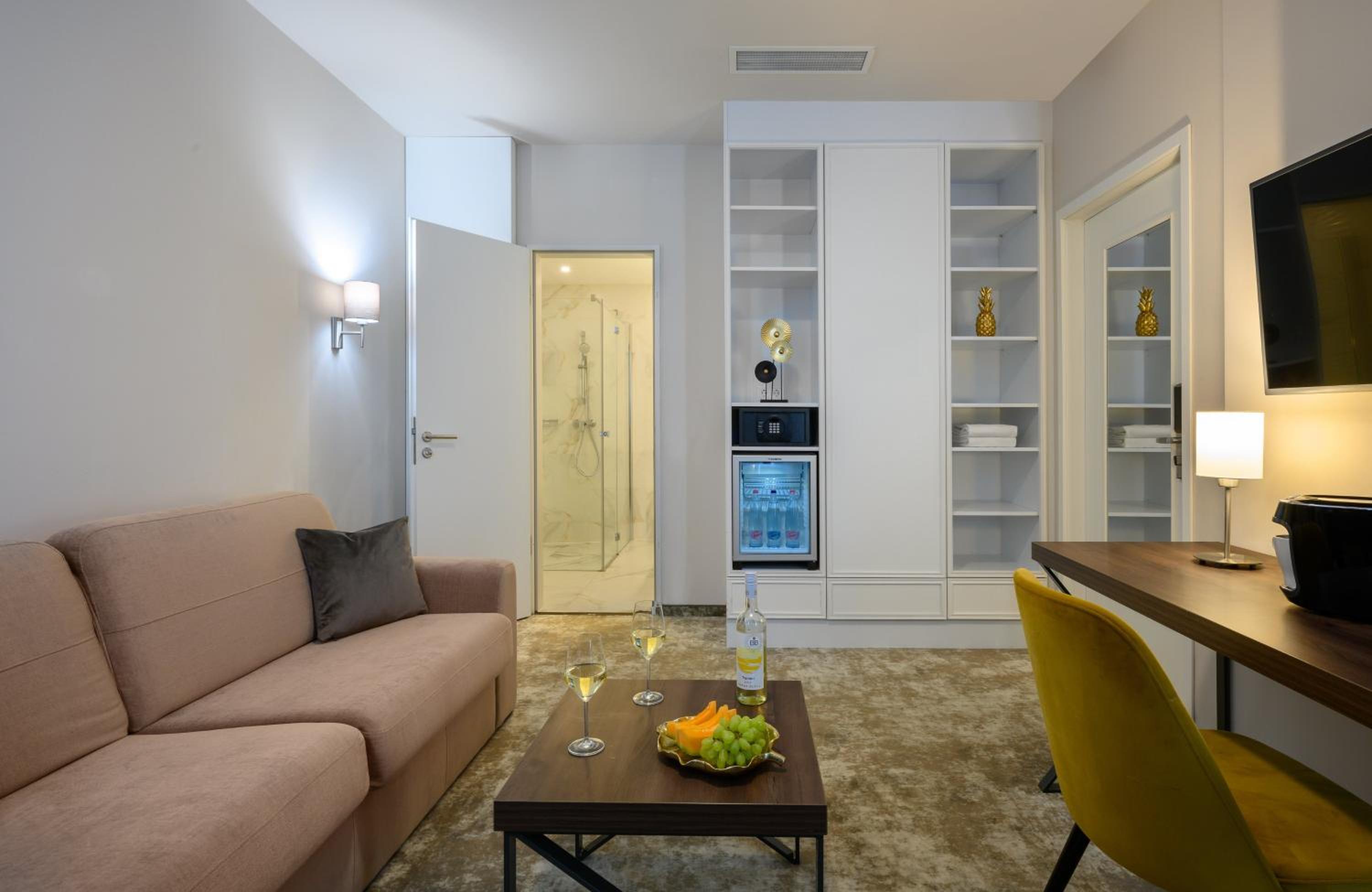 One-Bedroom Suite thumbnail 5