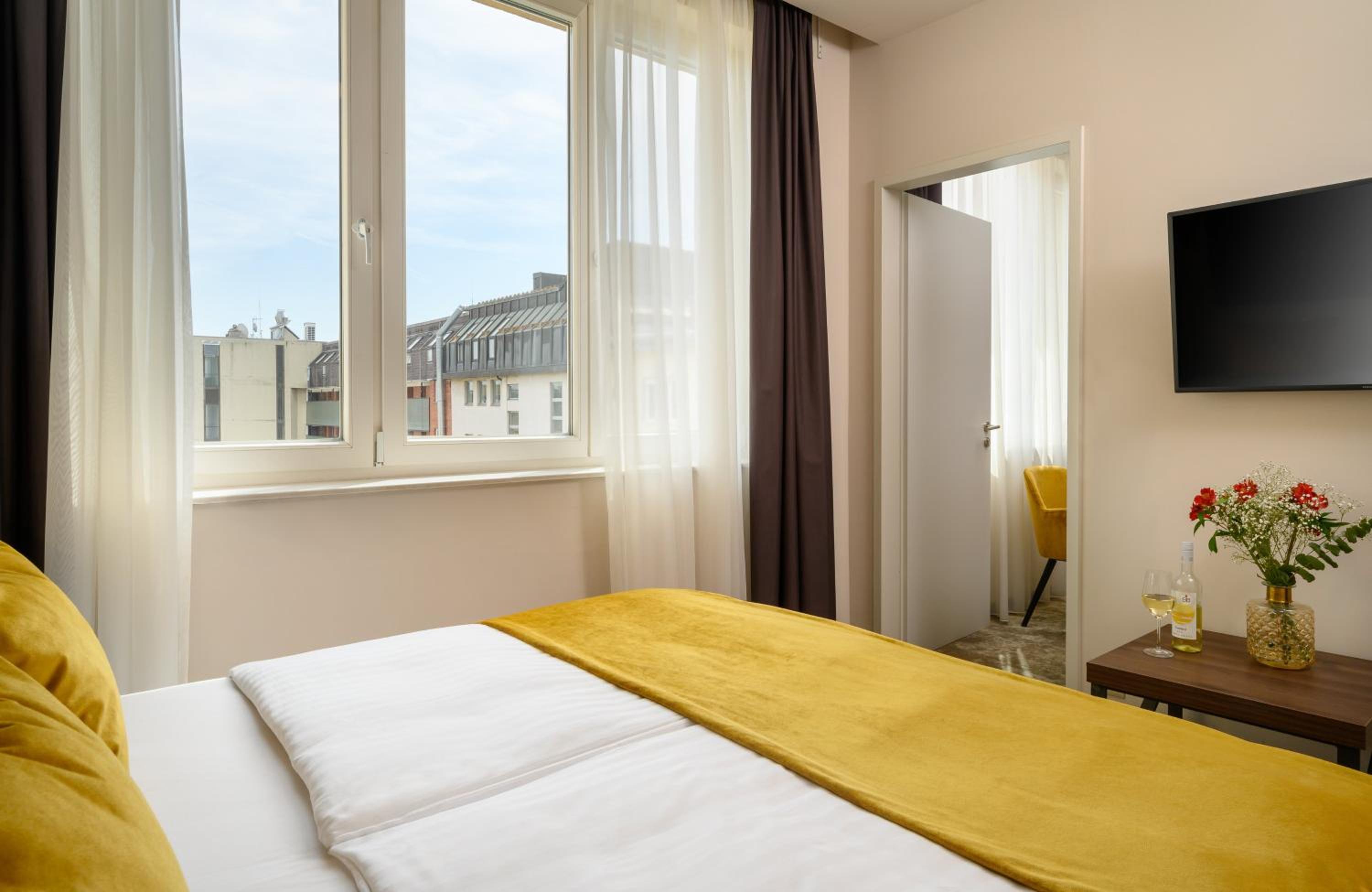 One-Bedroom Suite thumbnail 6
