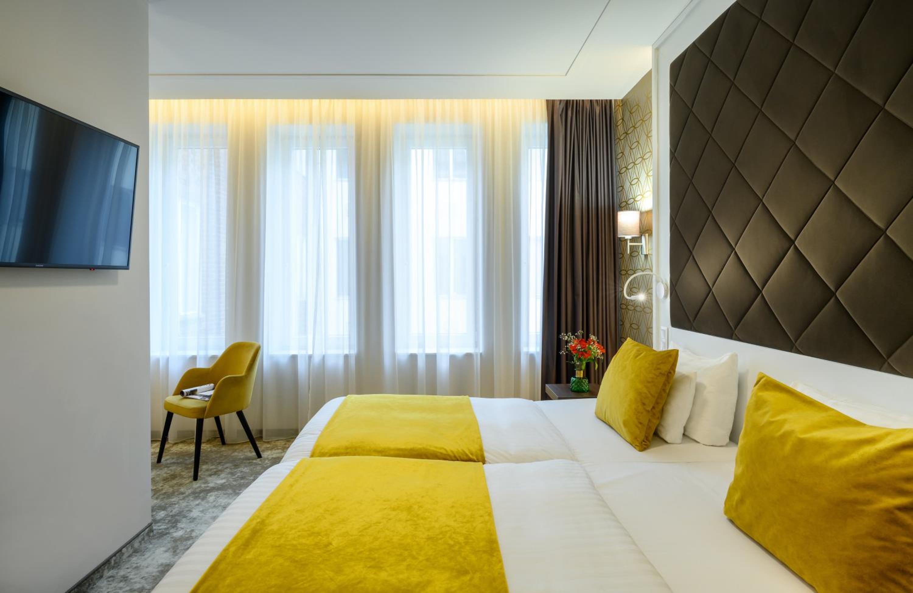Superior Triple Room thumbnail 5