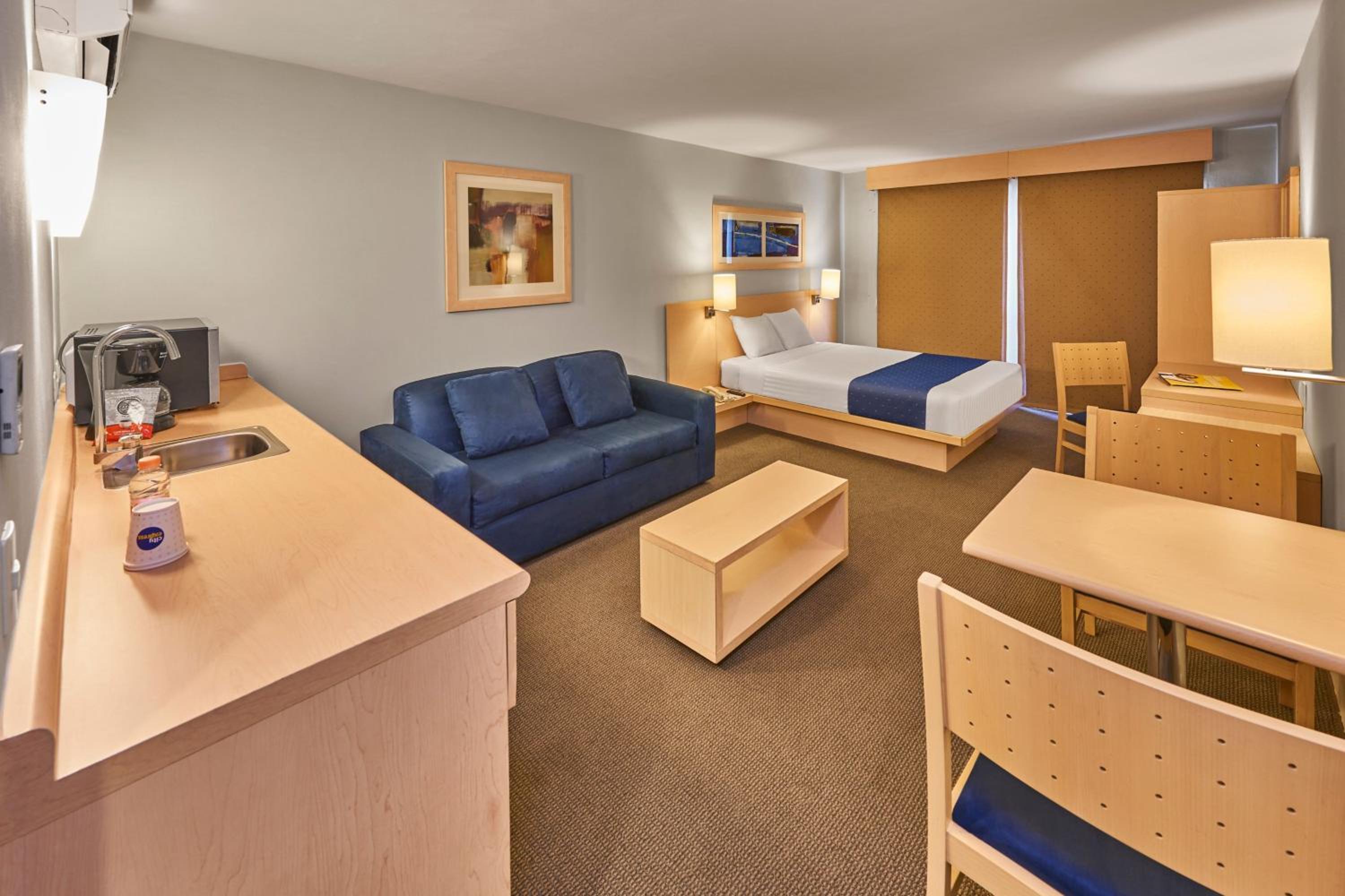 Queen Suite with Sofa Bed - Photo 3