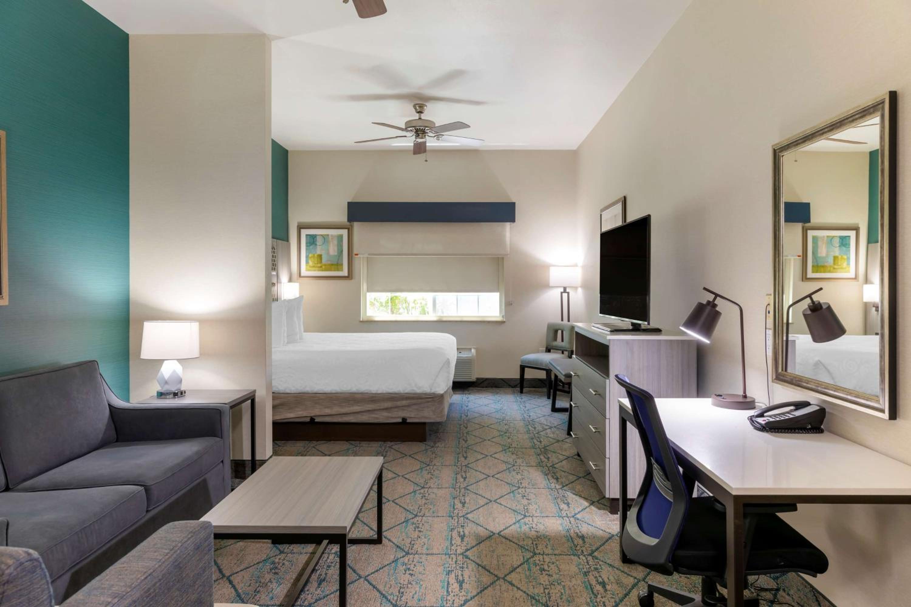 King Suite with Bath Tub - Disability Access/Non-Smoking  photo 2