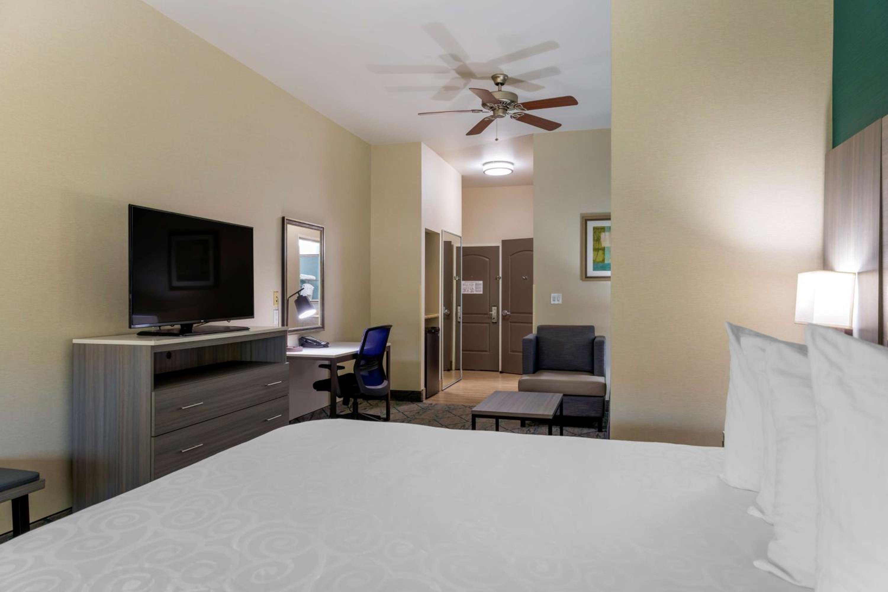 King Room with Bath Tub - Mobility Accessible/Non-Smoking photo 3