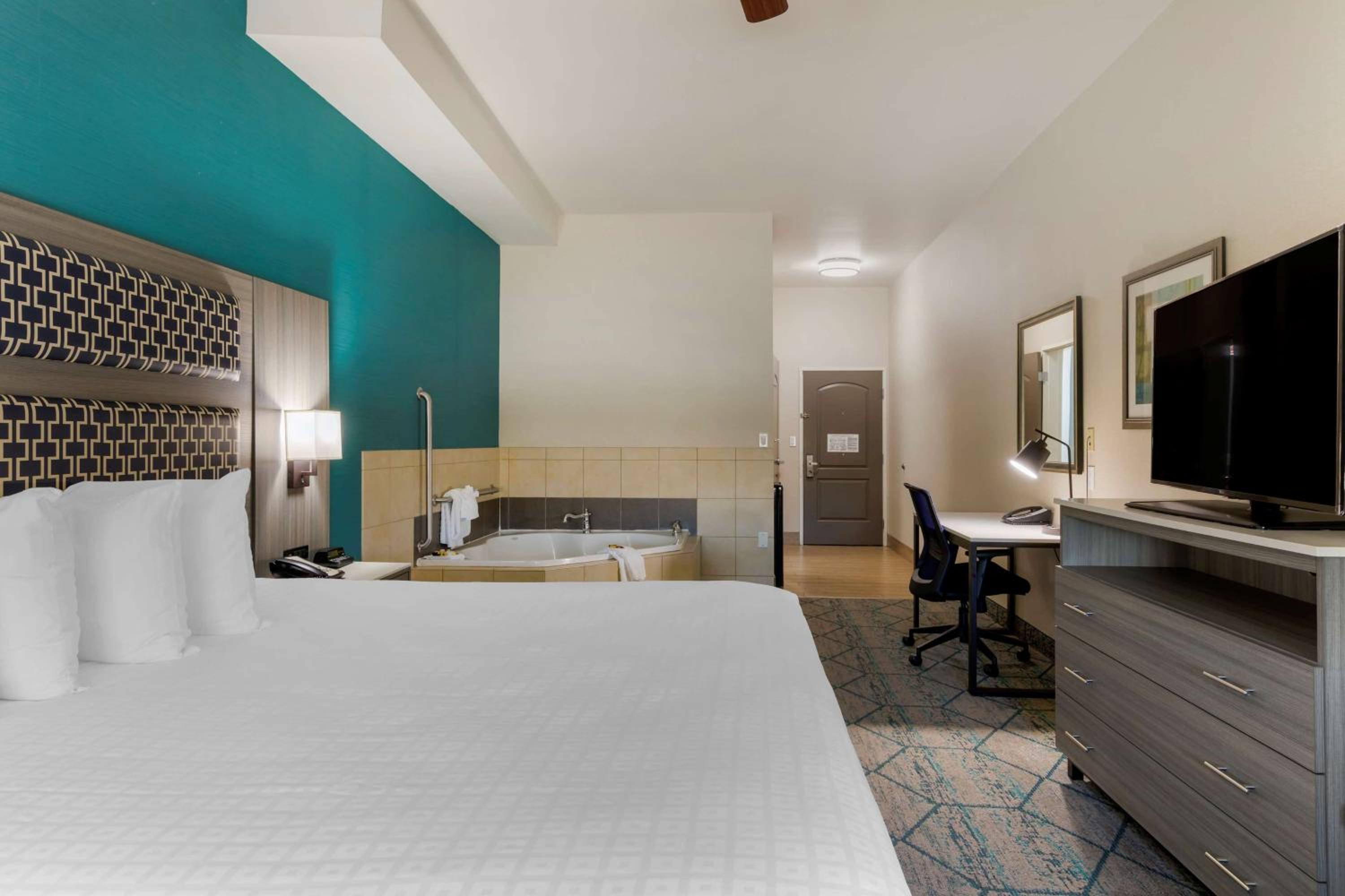 King Suite with Spa Bath and Walk-In Shower - Disability Access photo 1