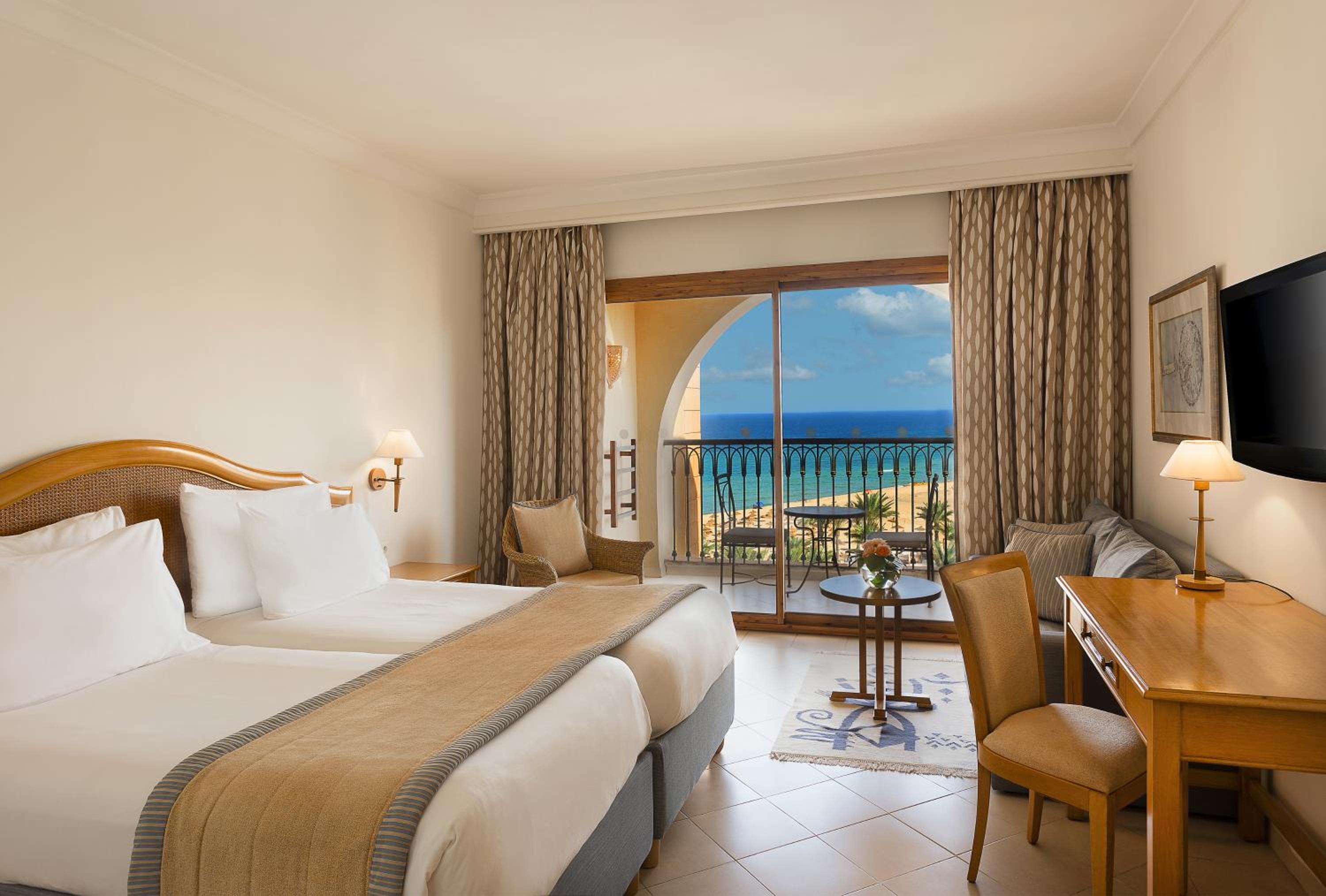 Classic Twin Room with Sea View - Photo 4