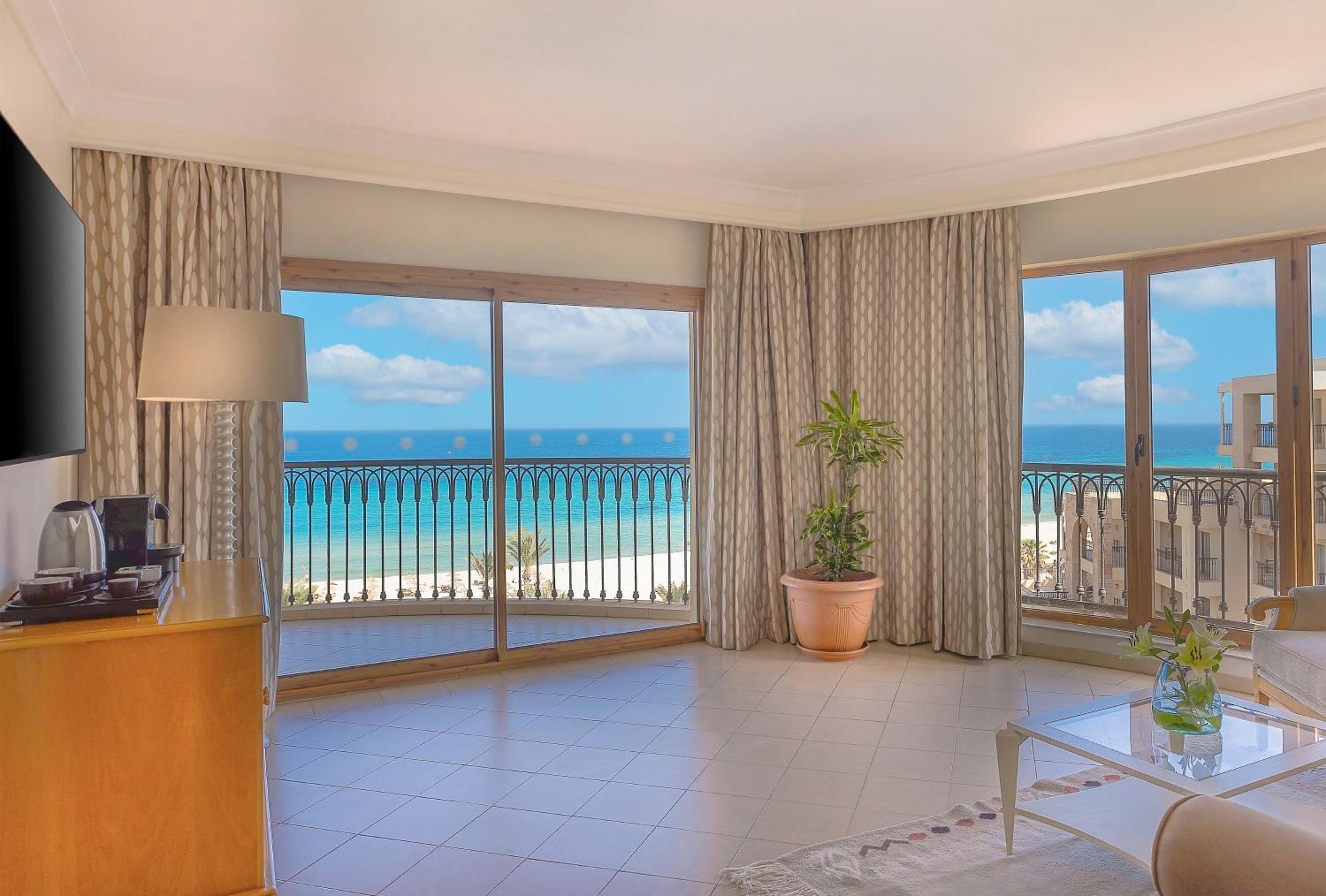 Junior Suite with Sea View - Photo 2