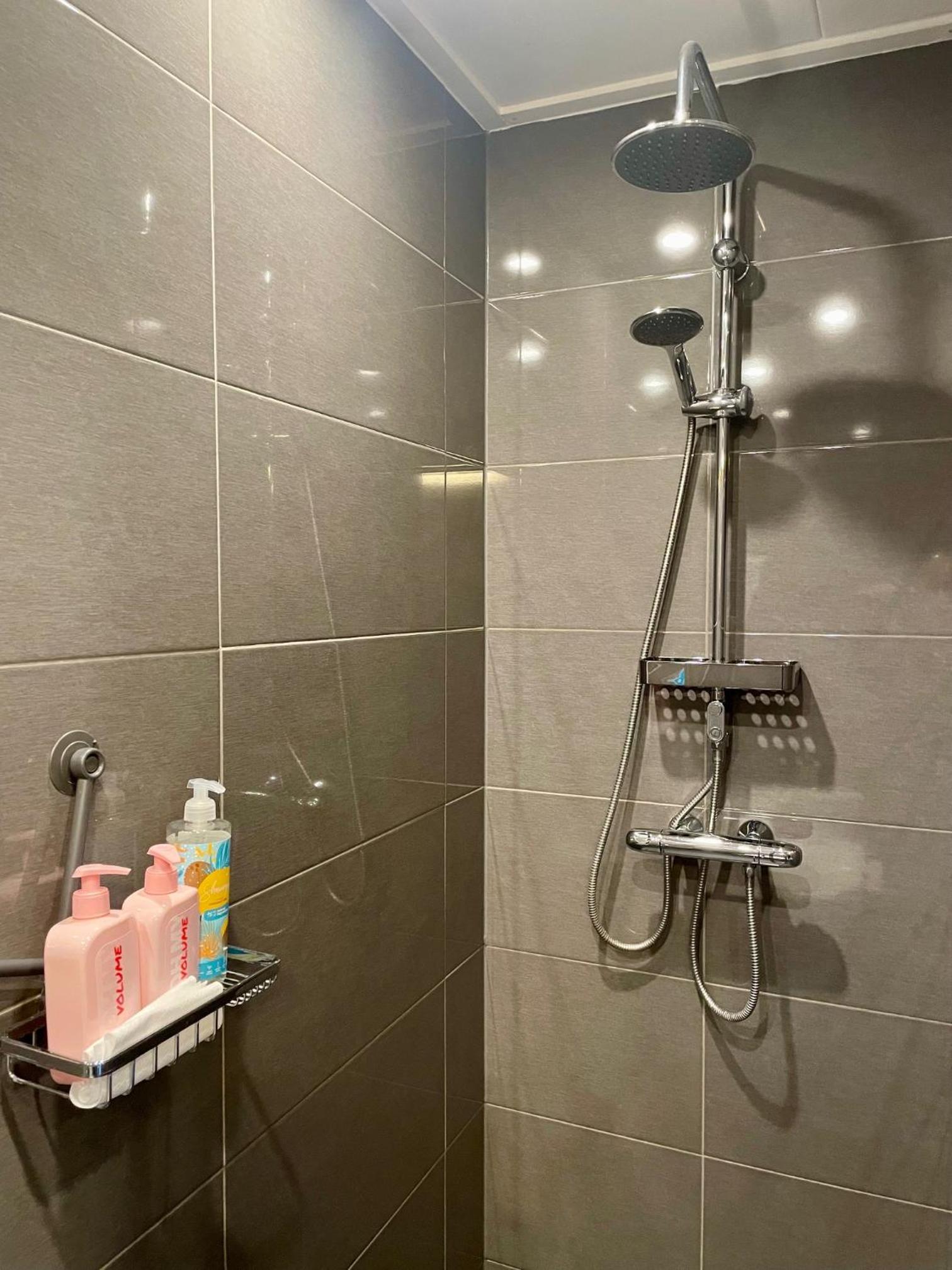 Double or Twin Room with Private Bathroom photo 3