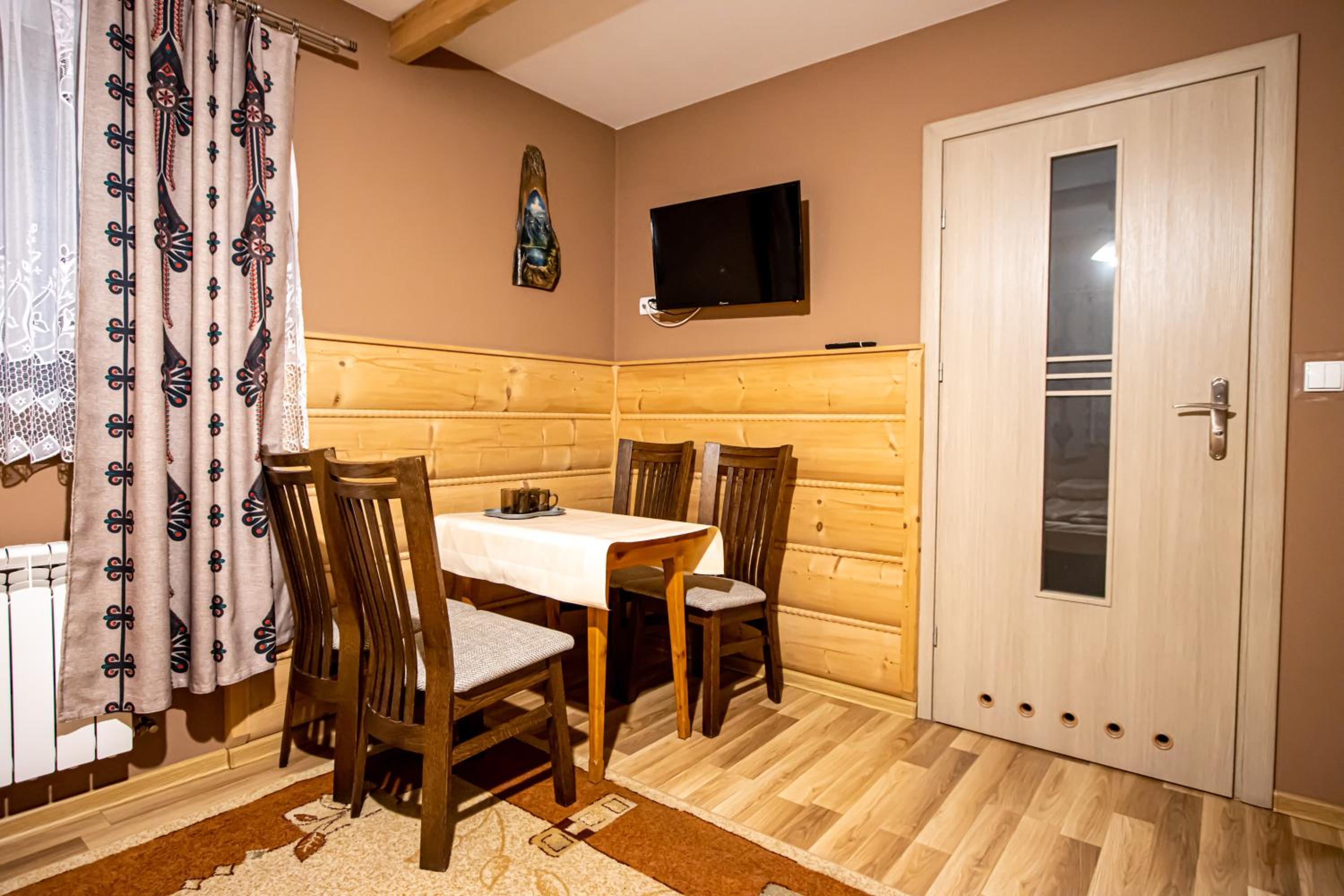 Quadruple Room with Private Bathroom photo 3