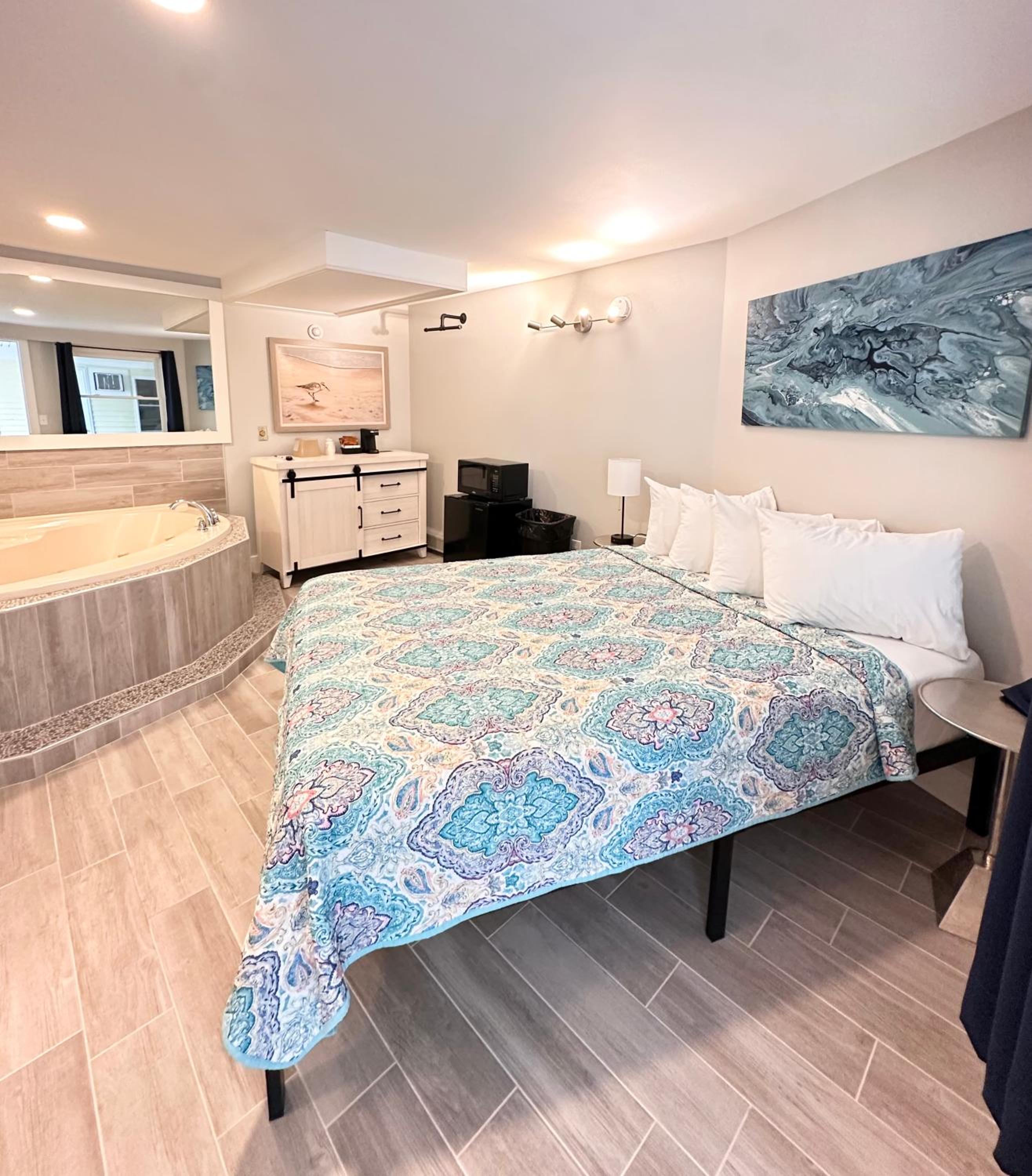 Queen Room with Hot Tub photo 2