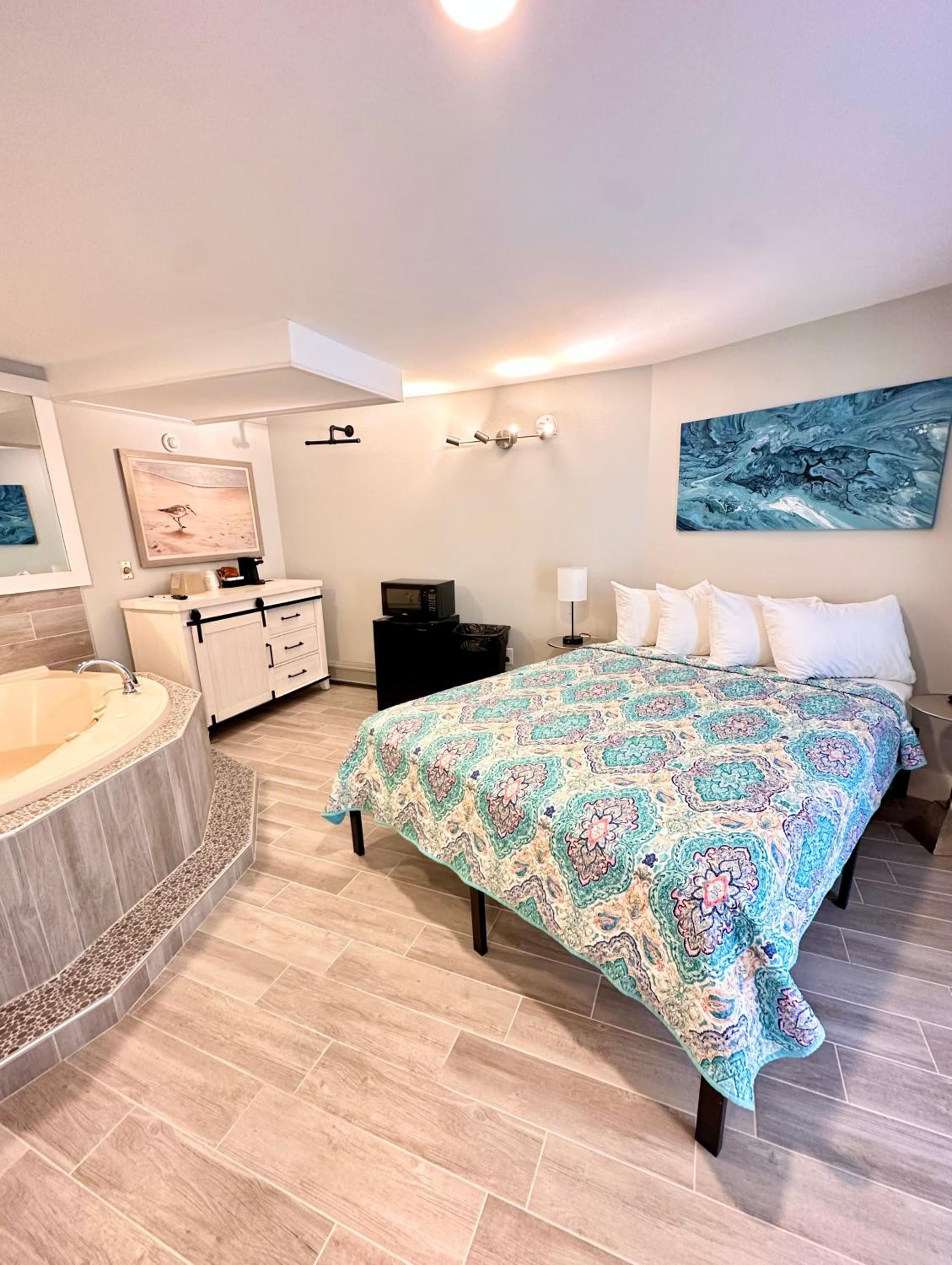 Queen Room with Hot Tub photo 1