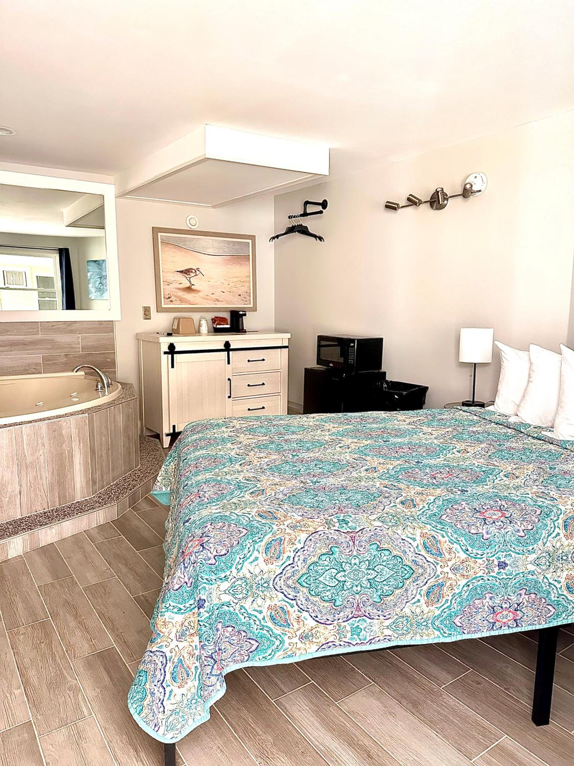 Queen Room with Hot Tub photo 3