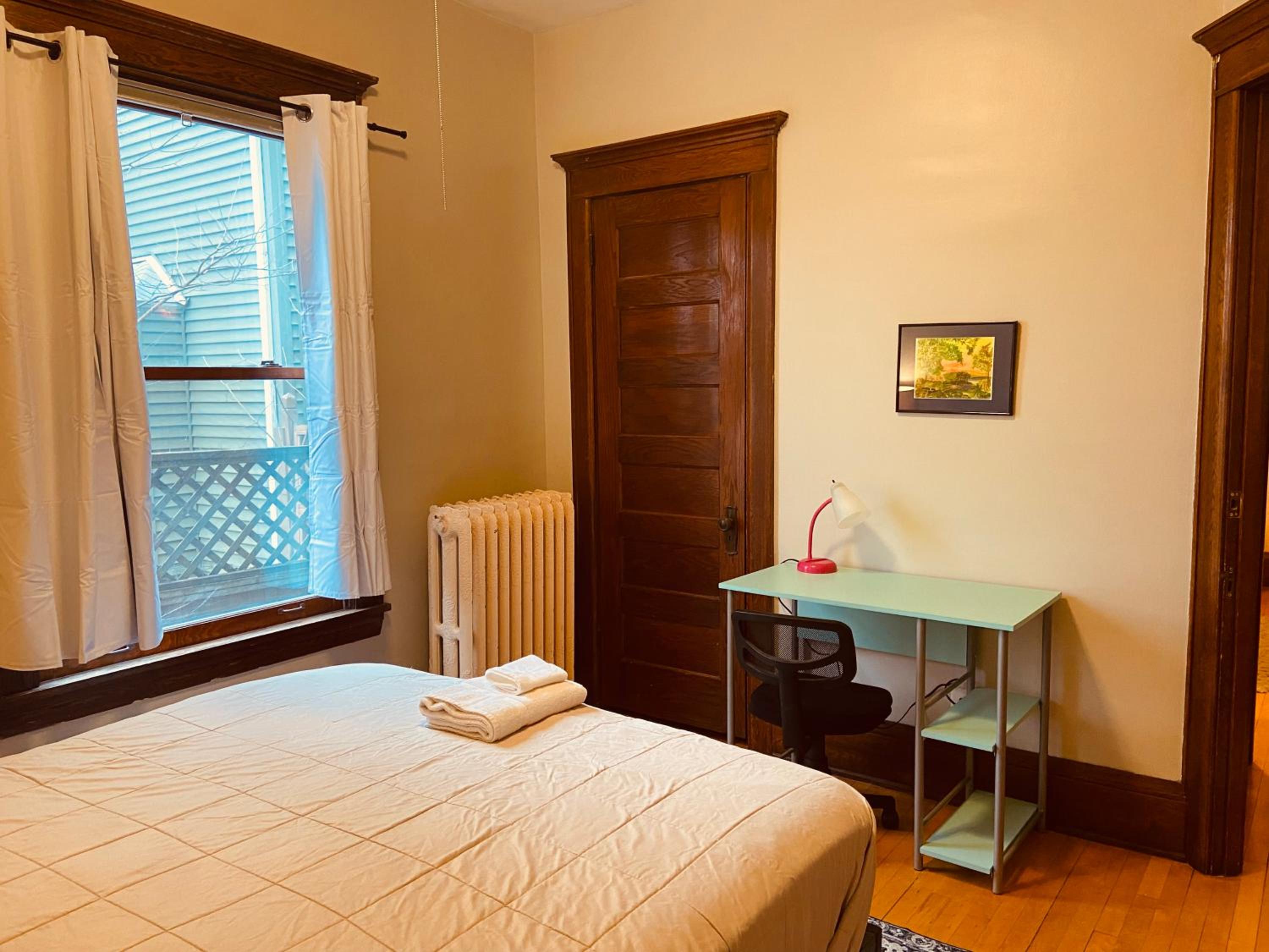 Queen Room photo 2