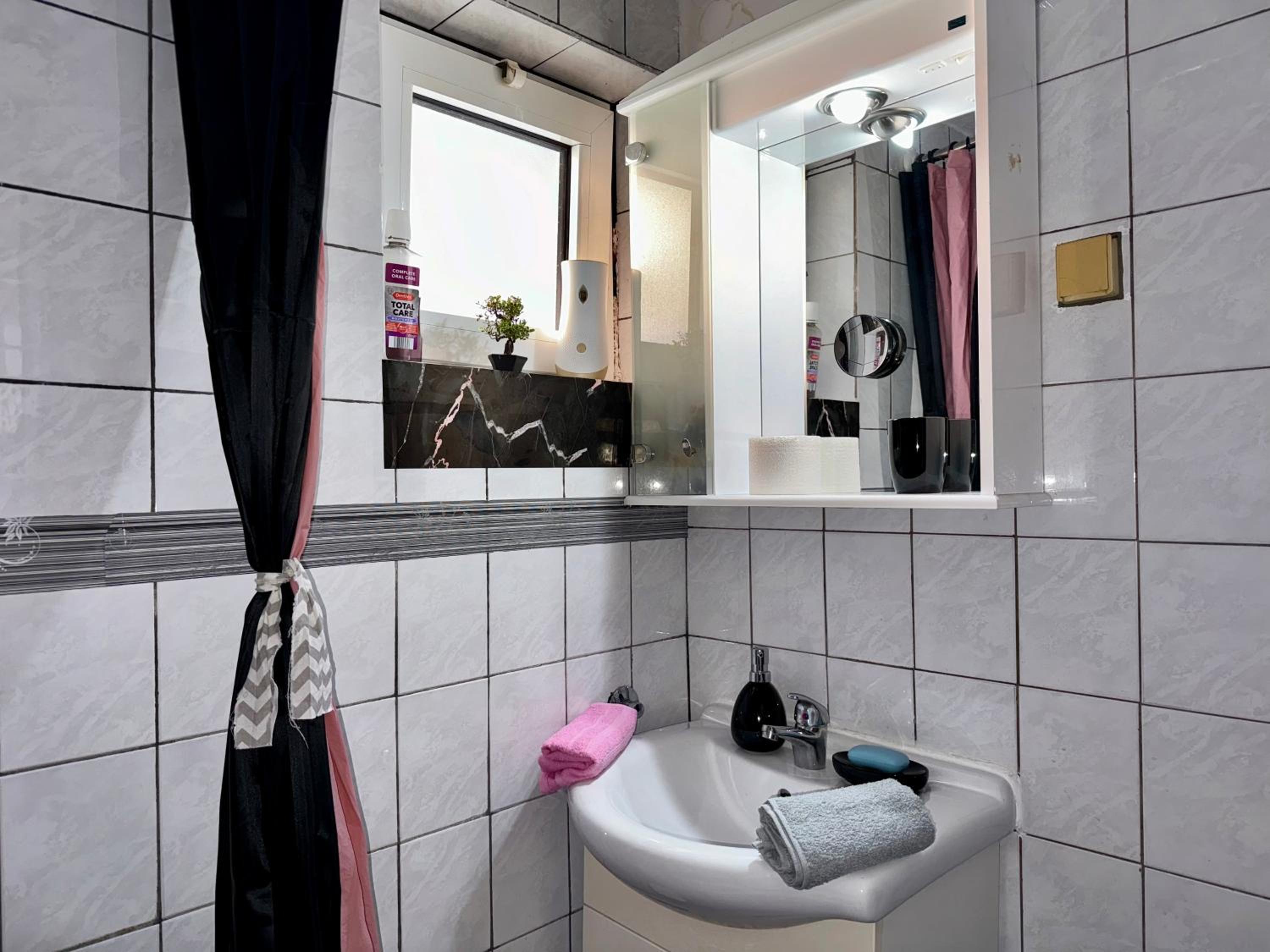 One-Bedroom Apartment with Sea View and Balcony photo 2